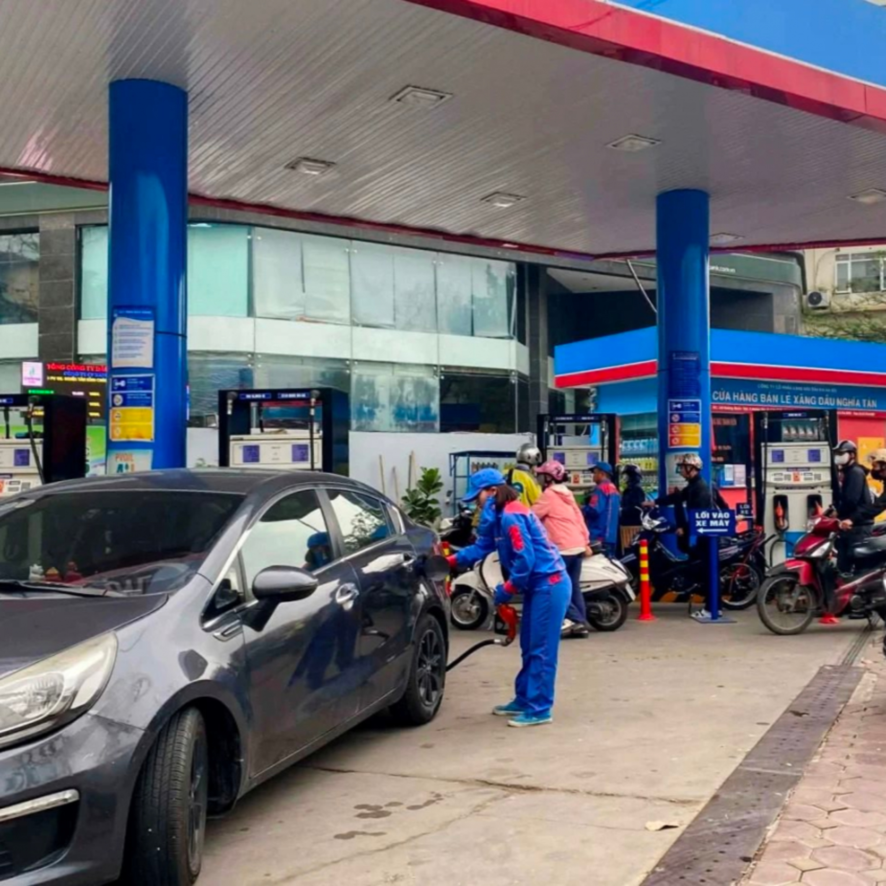Dòng chảy sự kiện - Người dân tìm cách thích ứng khi giá xăng, dầu, gas đồng loạt tăng mạnh