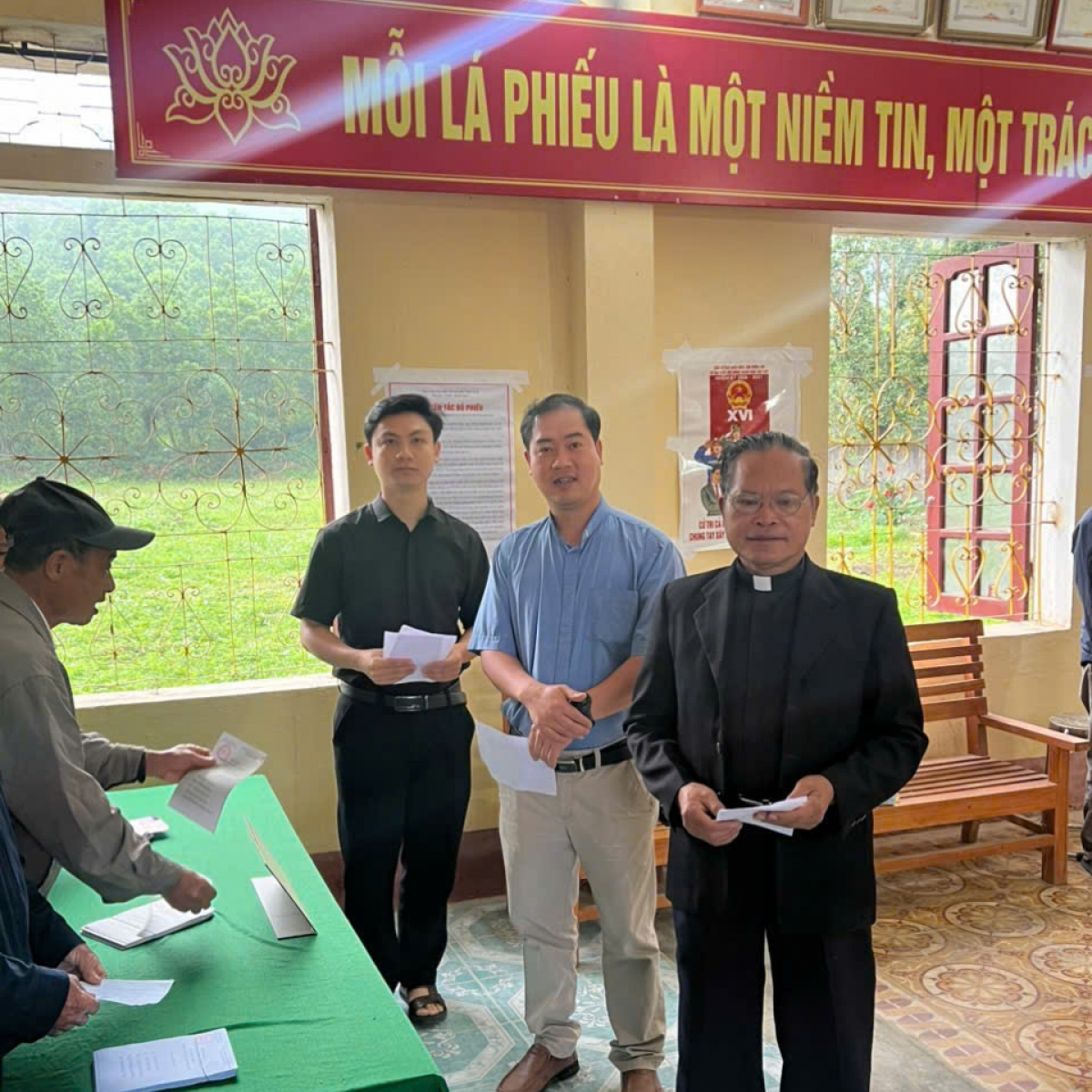 Tiêu điểm - Chuông nhà thờ ngân vang trong ngày bầu cử