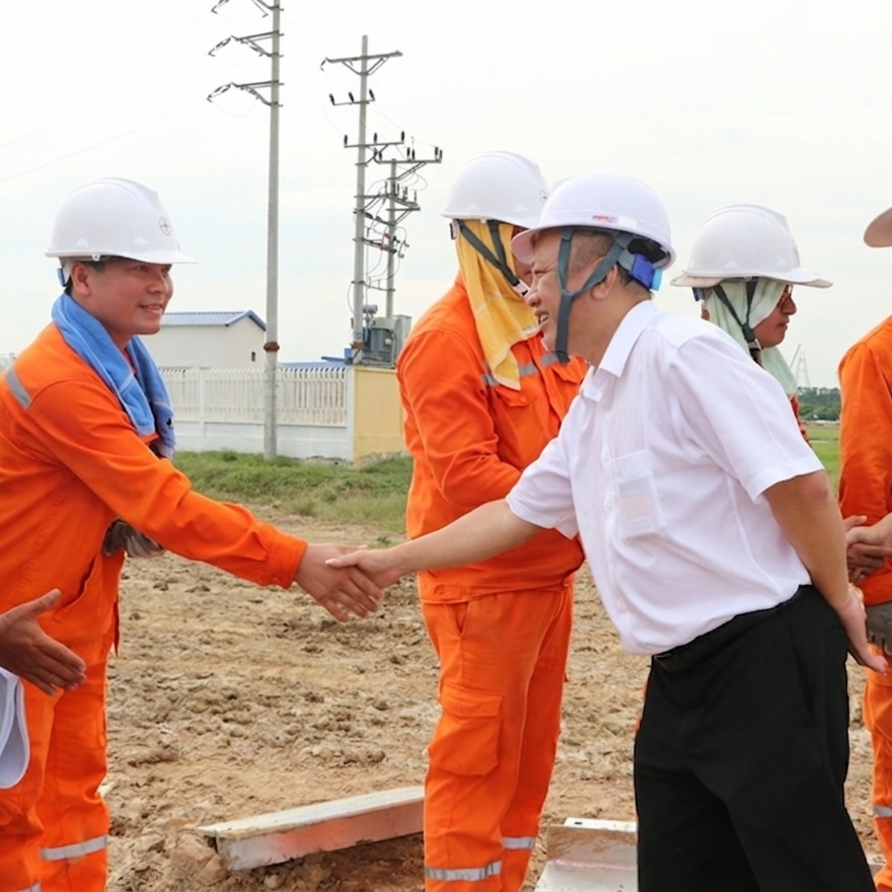 Tiêu điểm - Phụ tải điện miền Bắc tăng cao ngay đầu mùa hè: EVNNPC kêu gọi sử dụng hiệu quả năng lượng