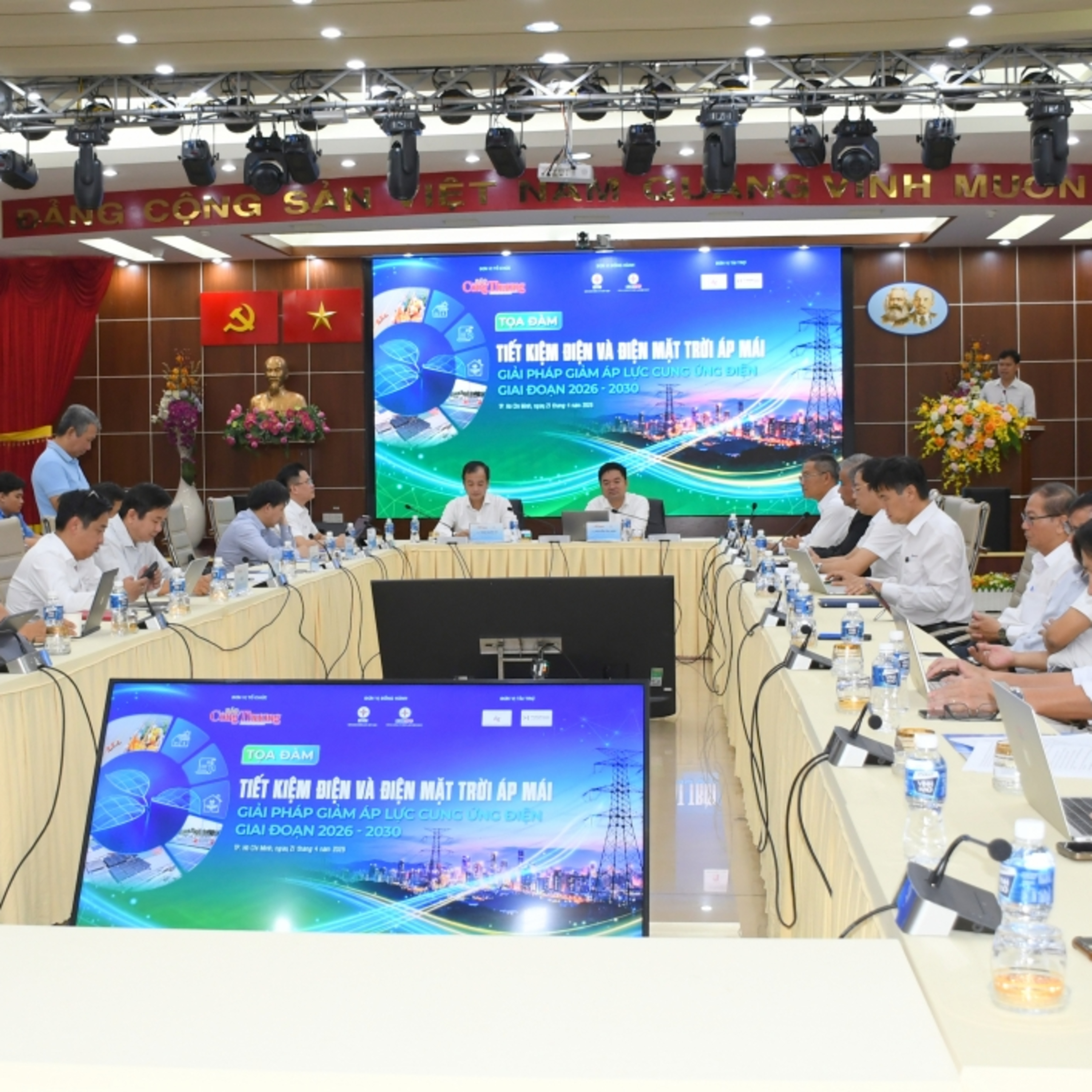 Tiêu điểm - Nỗ lực tiết kiệm điện và làm điện mặt trời mái nhà để ứng phó nắng nóng