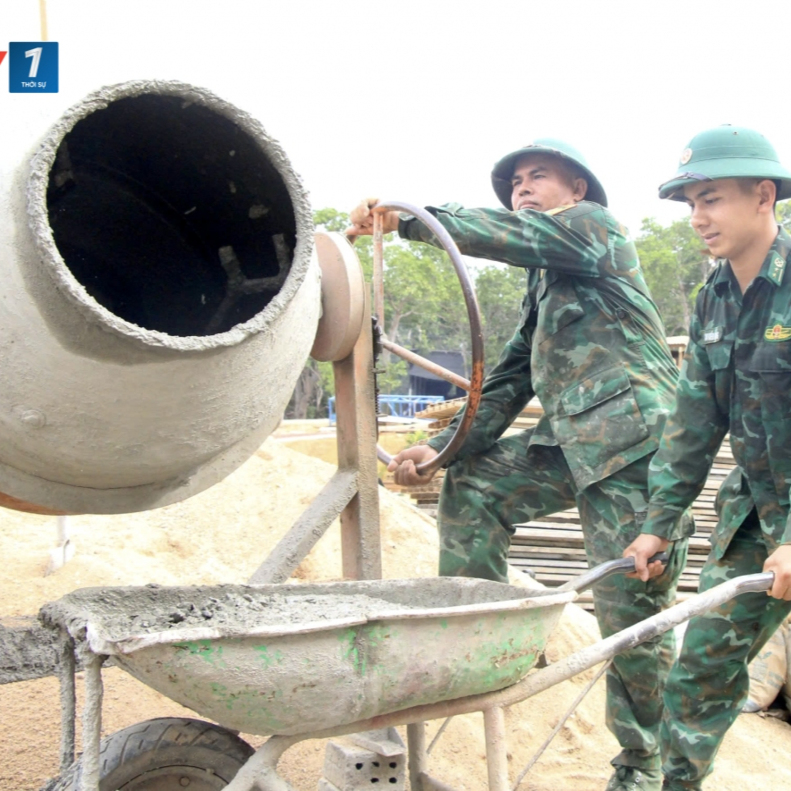 Tiêu điểm - Lực lượng vũ trang “chia lửa” trên công trường xây dựng trường nội trú liên cấp vùng biên