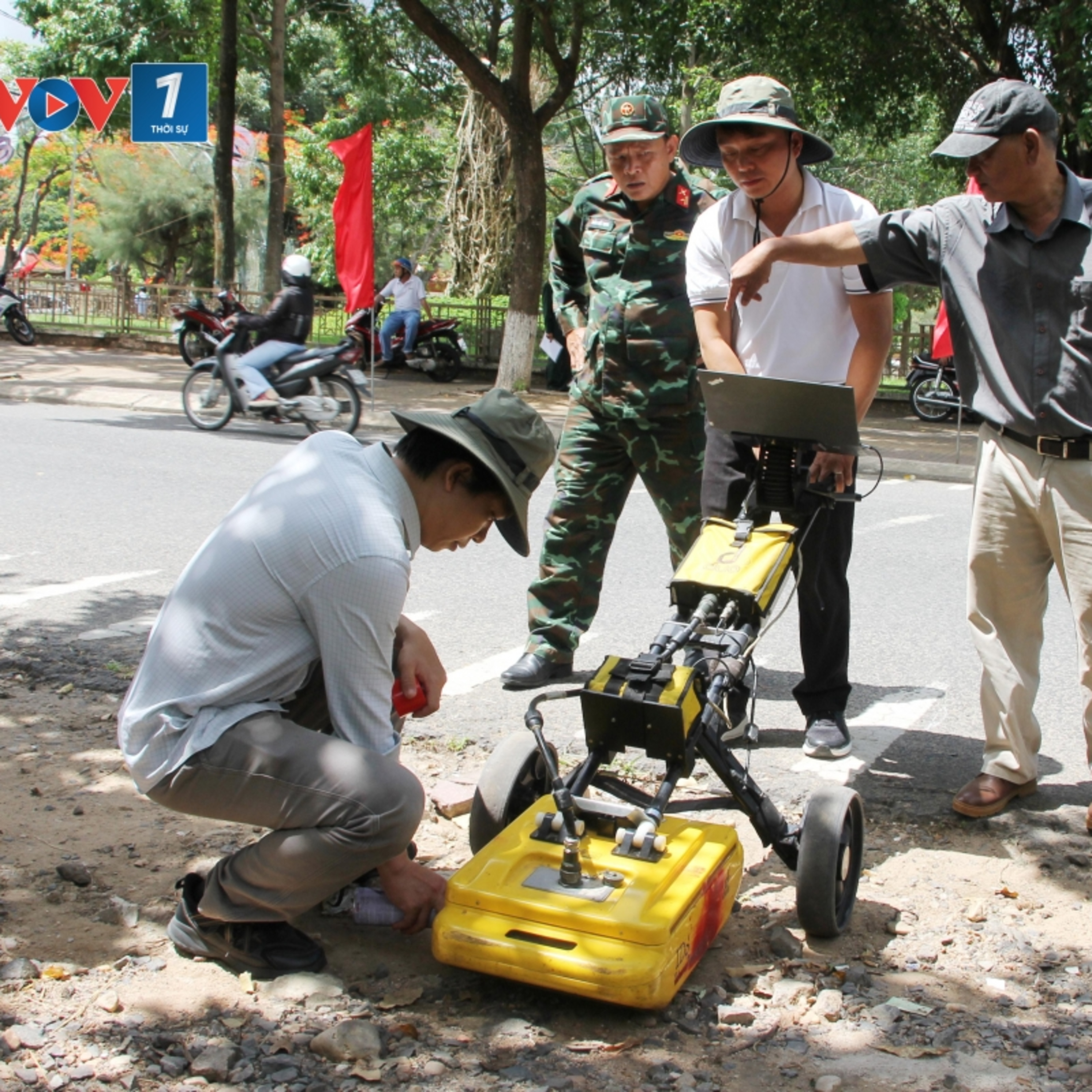 Tiêu điểm - Quảng Ngãi: Dùng radar xuyên đất hỗ trợ tìm kiếm mộ tập thể liệt sĩ