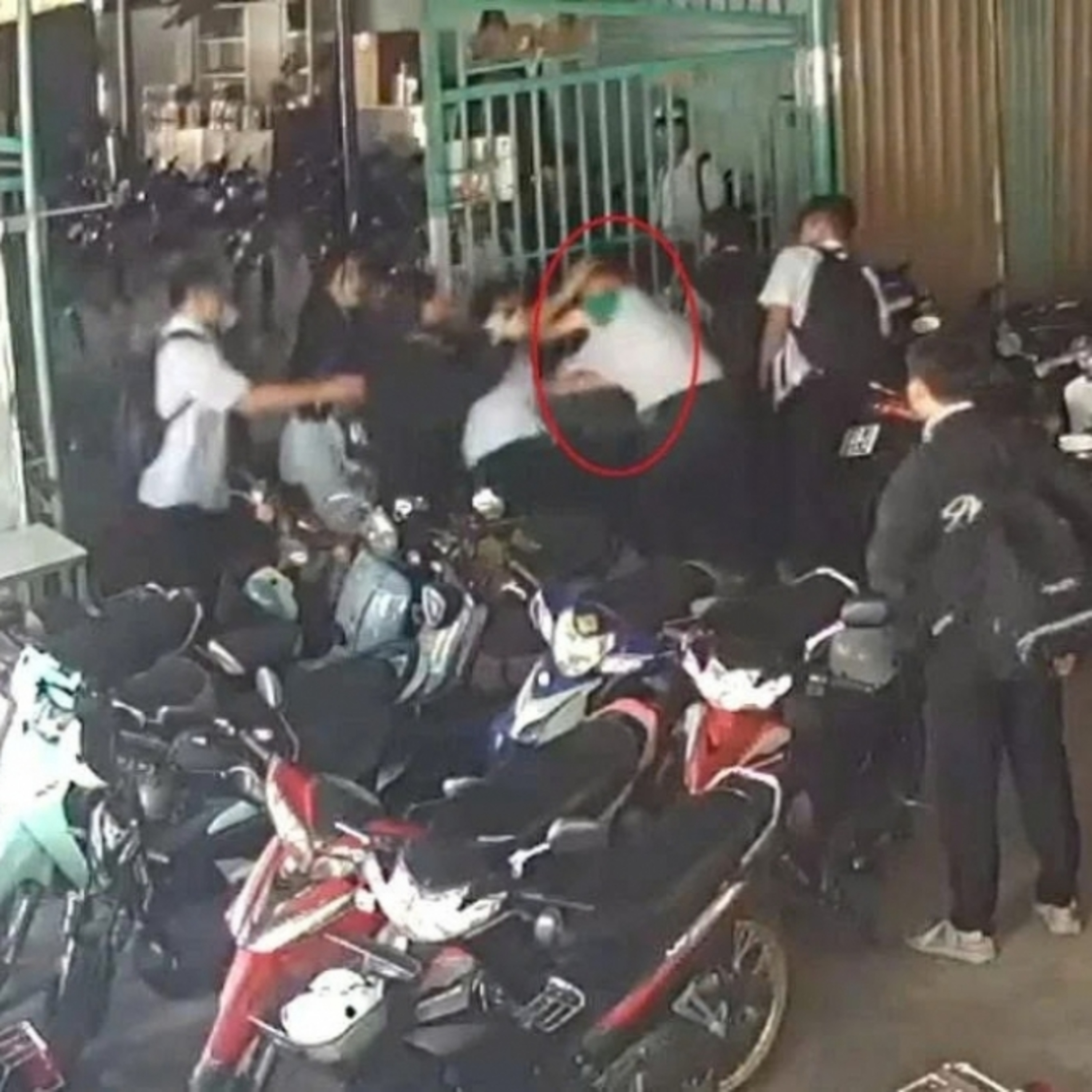 Dòng chảy sự kiện - Cấm lan truyền clip bạo lực học đường: Ranh giới nào giữa bảo vệ nạn nhân và giám sát xã hội?