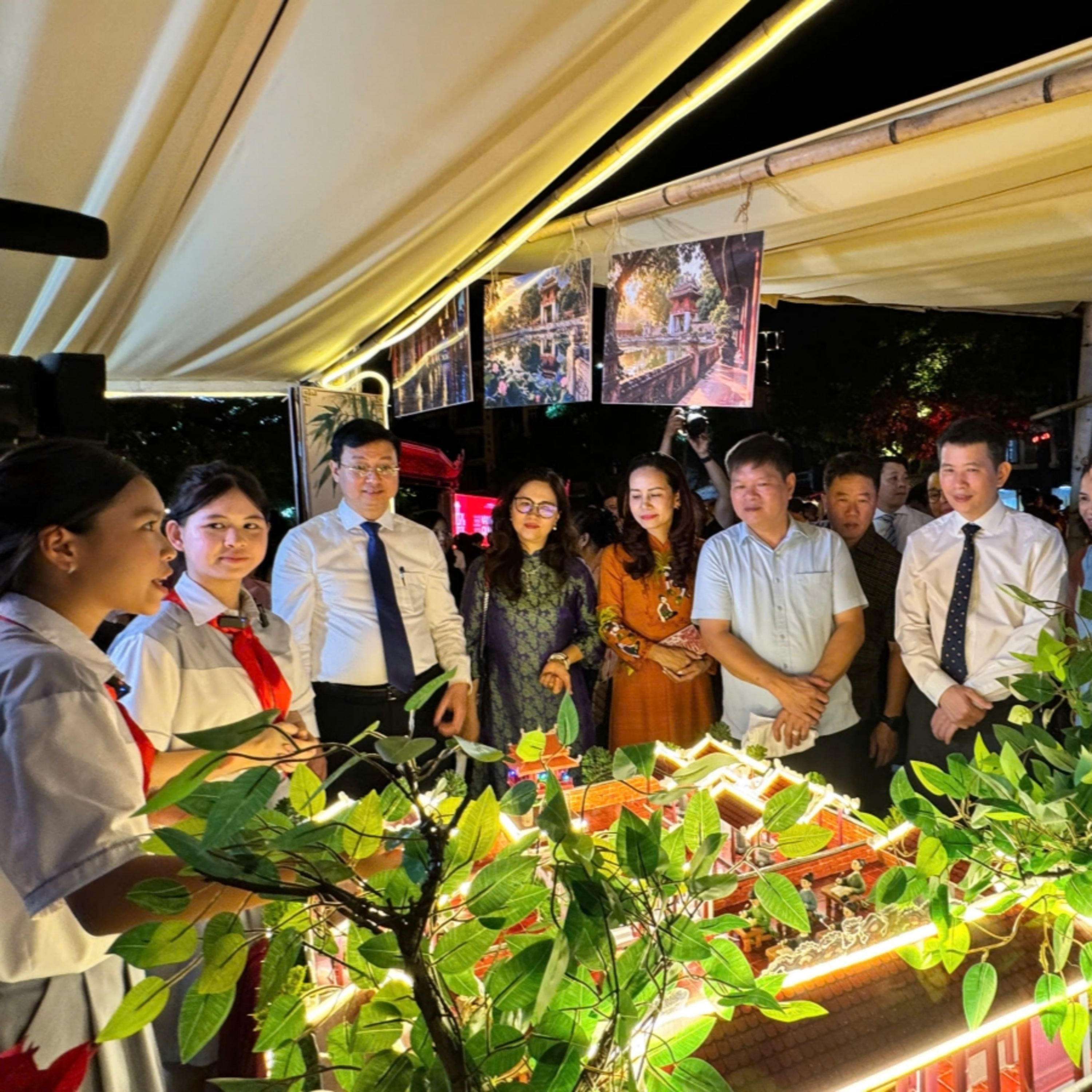Tiêu điểm - Tìm hiểu Văn Miếu – Quốc Tử Giám, nuôi dưỡng tinh thần hiếu học cho thế hệ trẻ