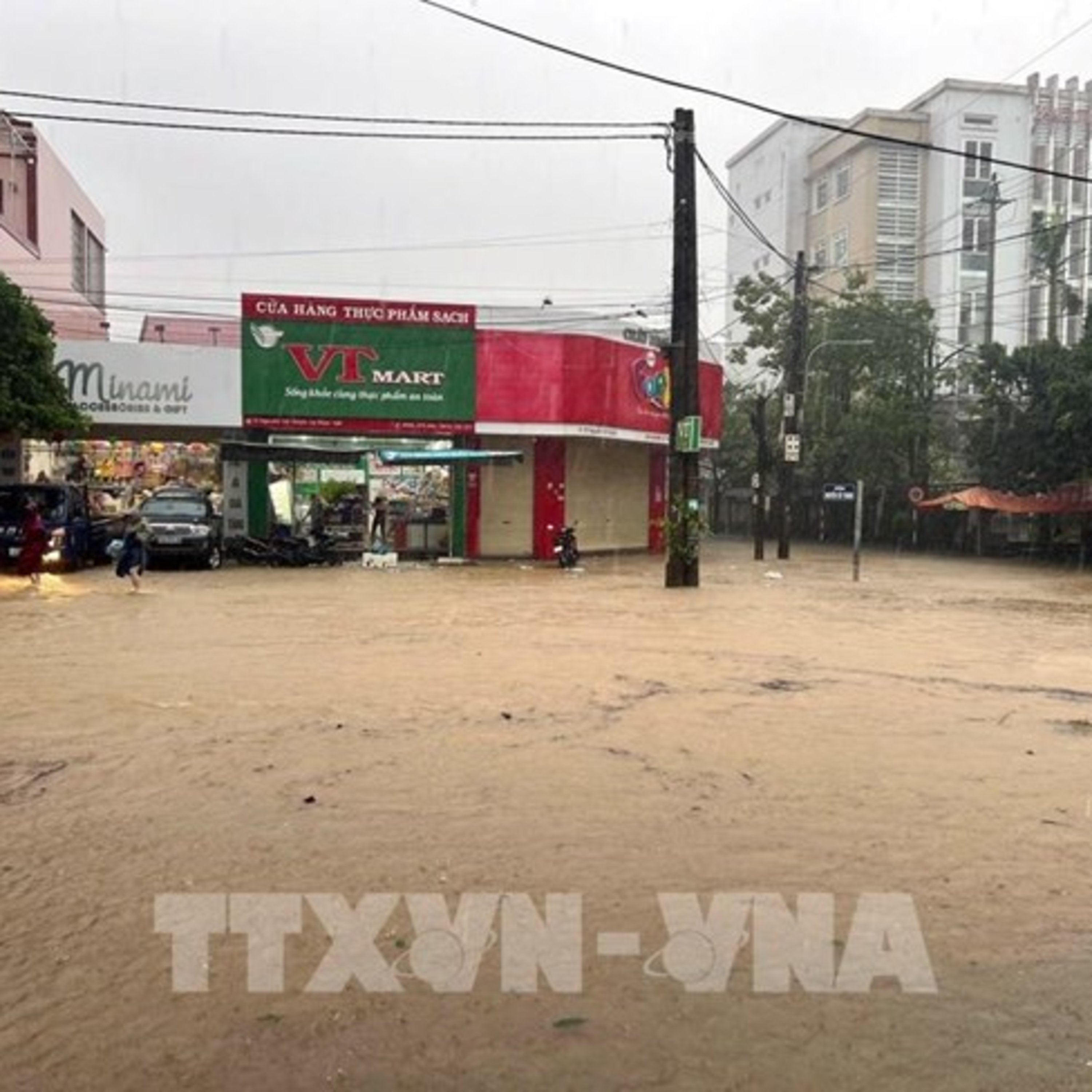 THƠI SỰ 6H SÁNG 28/10/2024: Dù bão số 6 đã tan nhưng hoàn lưu bão vẫn gây mưa lớn cho các tỉnh miền Trung đến hết đêm nay. Nguy cơ ngập lụt và sạt lở đất ở nhiều nơi