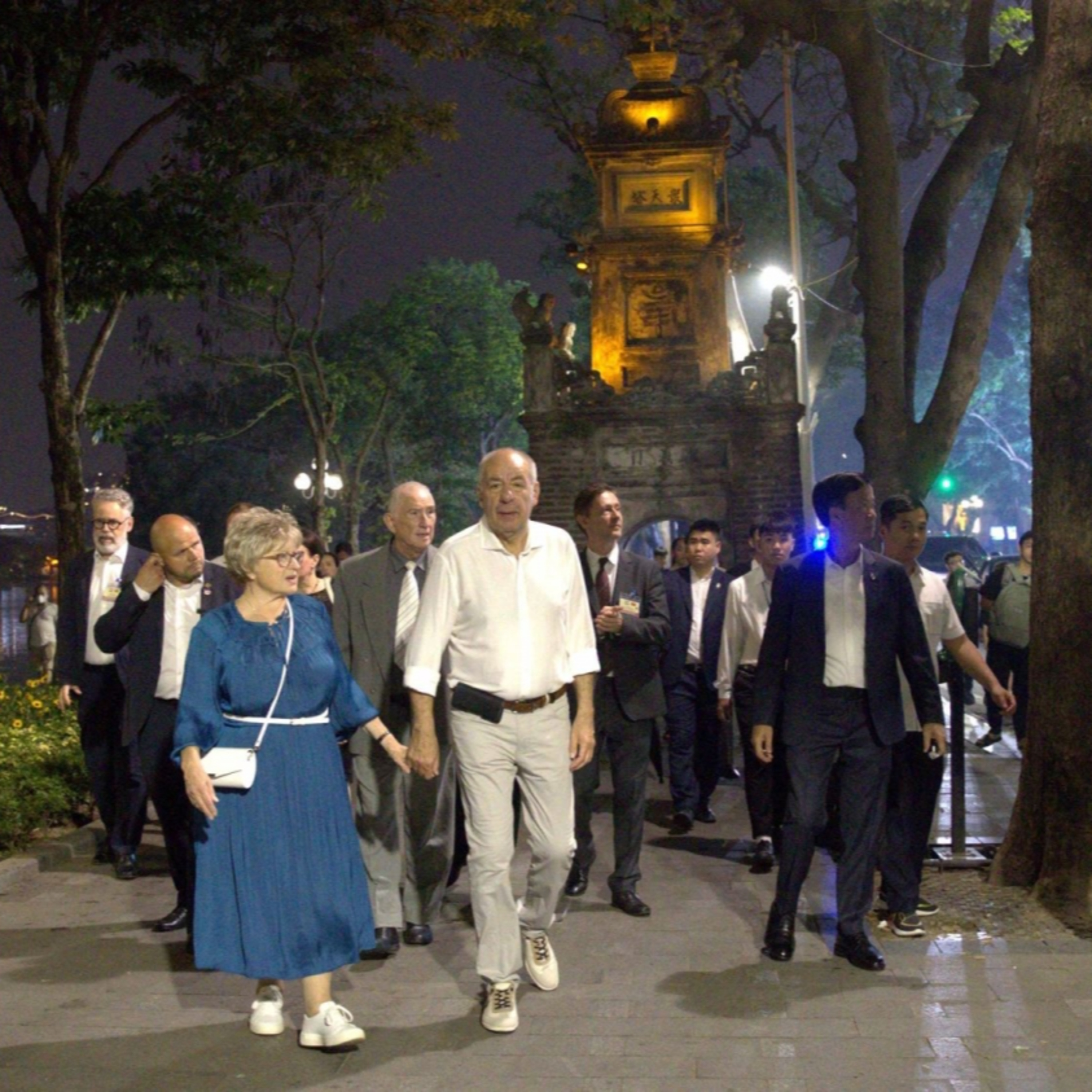 Thời sự 6h 28/5/2025: Tổng thống Hungary và Phu nhân đi dạo, ngắm cảnh hồ Hoàn Kiếm