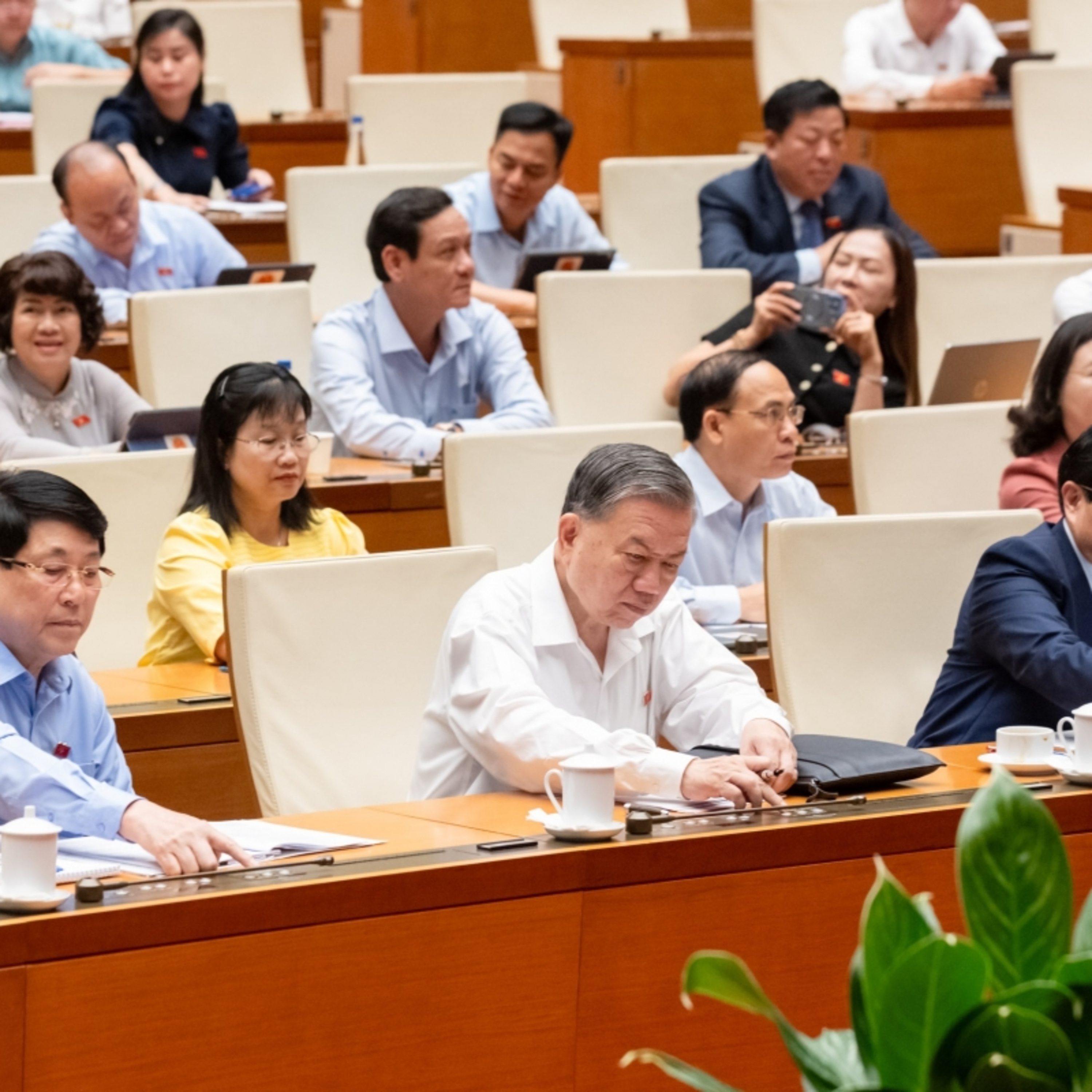 Thời sự 18h 16/6/2025: Quốc hội thông qua NQ sửa đổi, bổ sung một số điều của Hiến pháp năm 2013