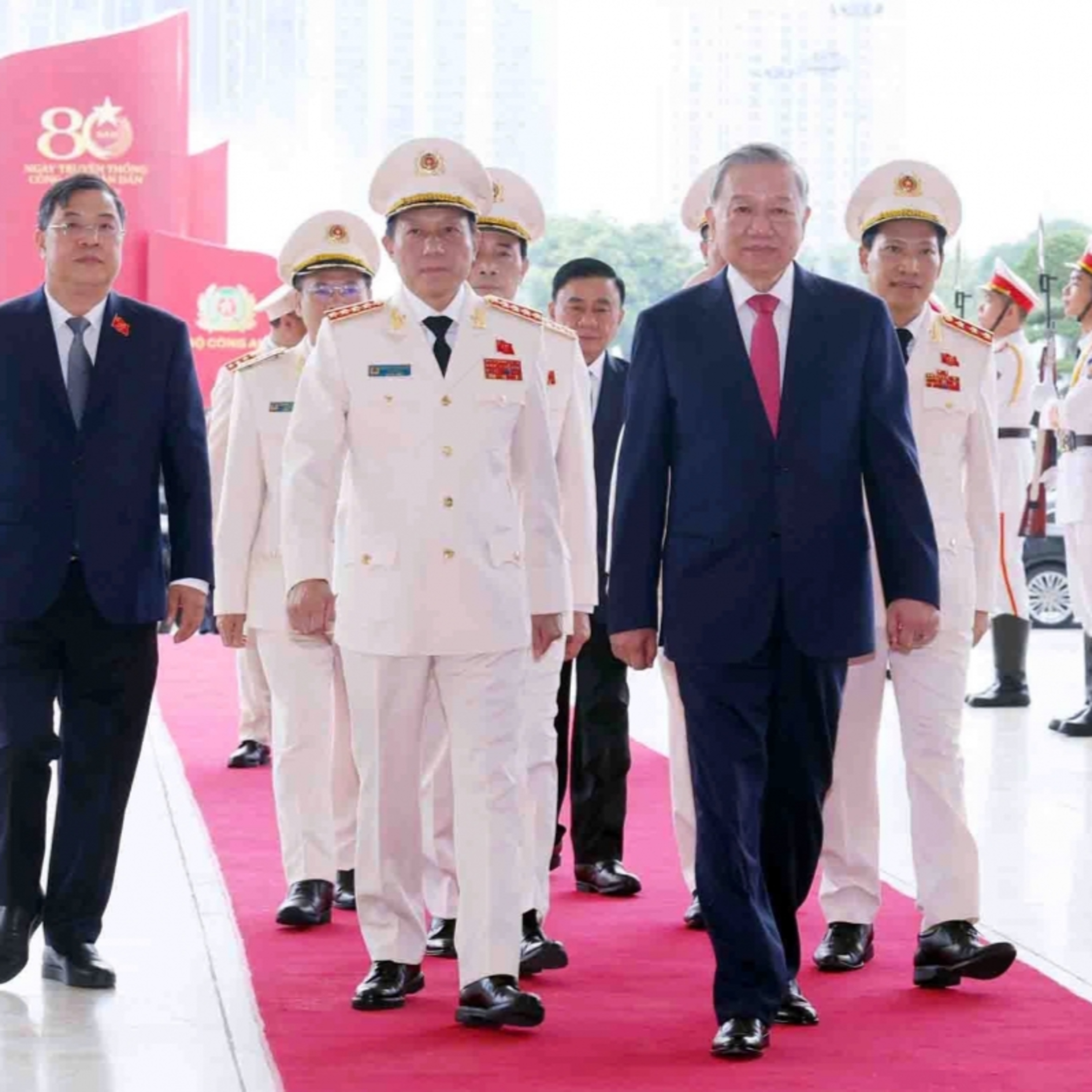 Thời sự 18h 17/8/2025: Mỗi cán bộ, chiến sĩ phải thấm nhuần quan điểm "nhân dân là gốc"
