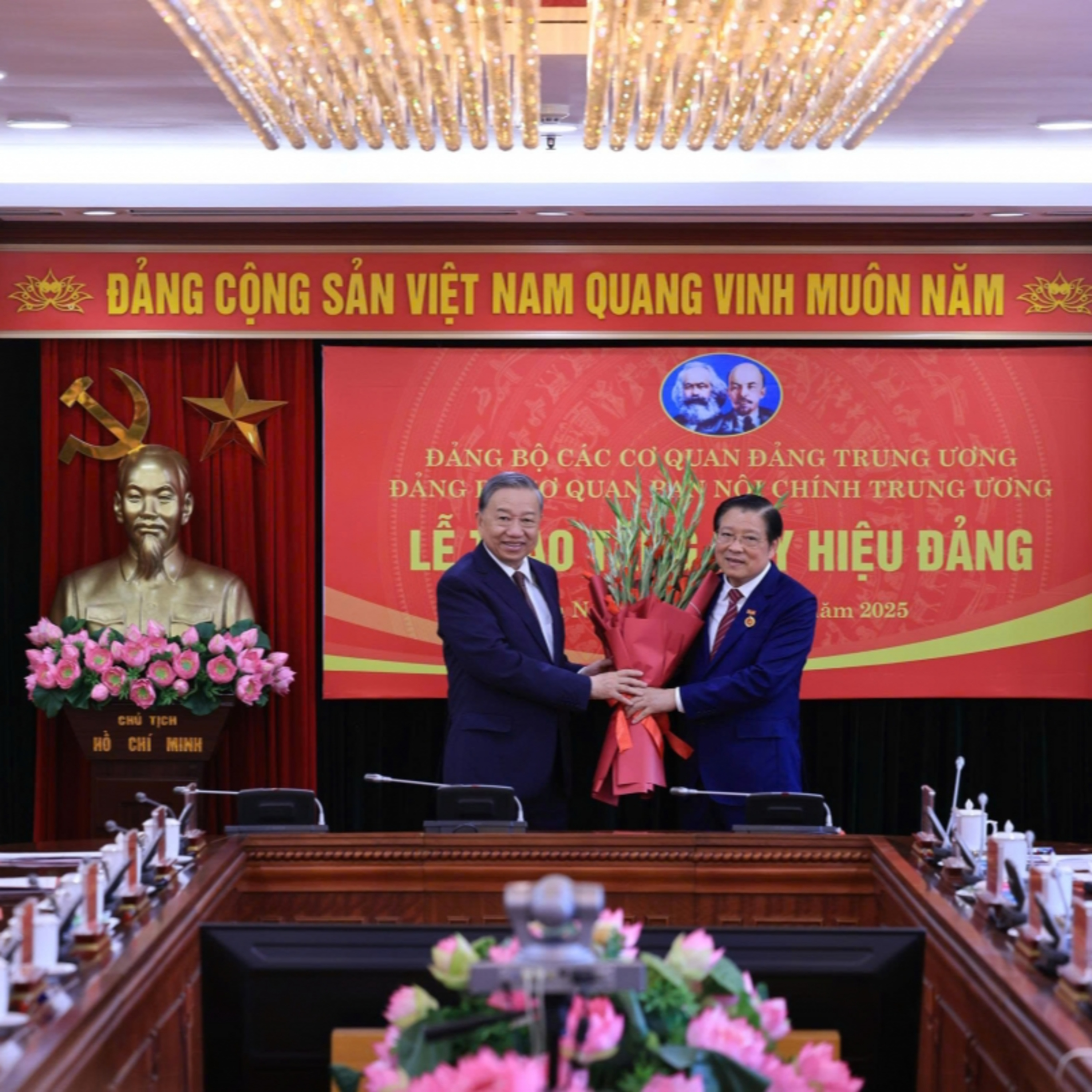 Thời sự 18h 28/8/2025:Tổng Bí thư Tô Lâm trao Huy hiệu 45 năm tuổi Đảng tặng đồng chí Phan Đình Trạc