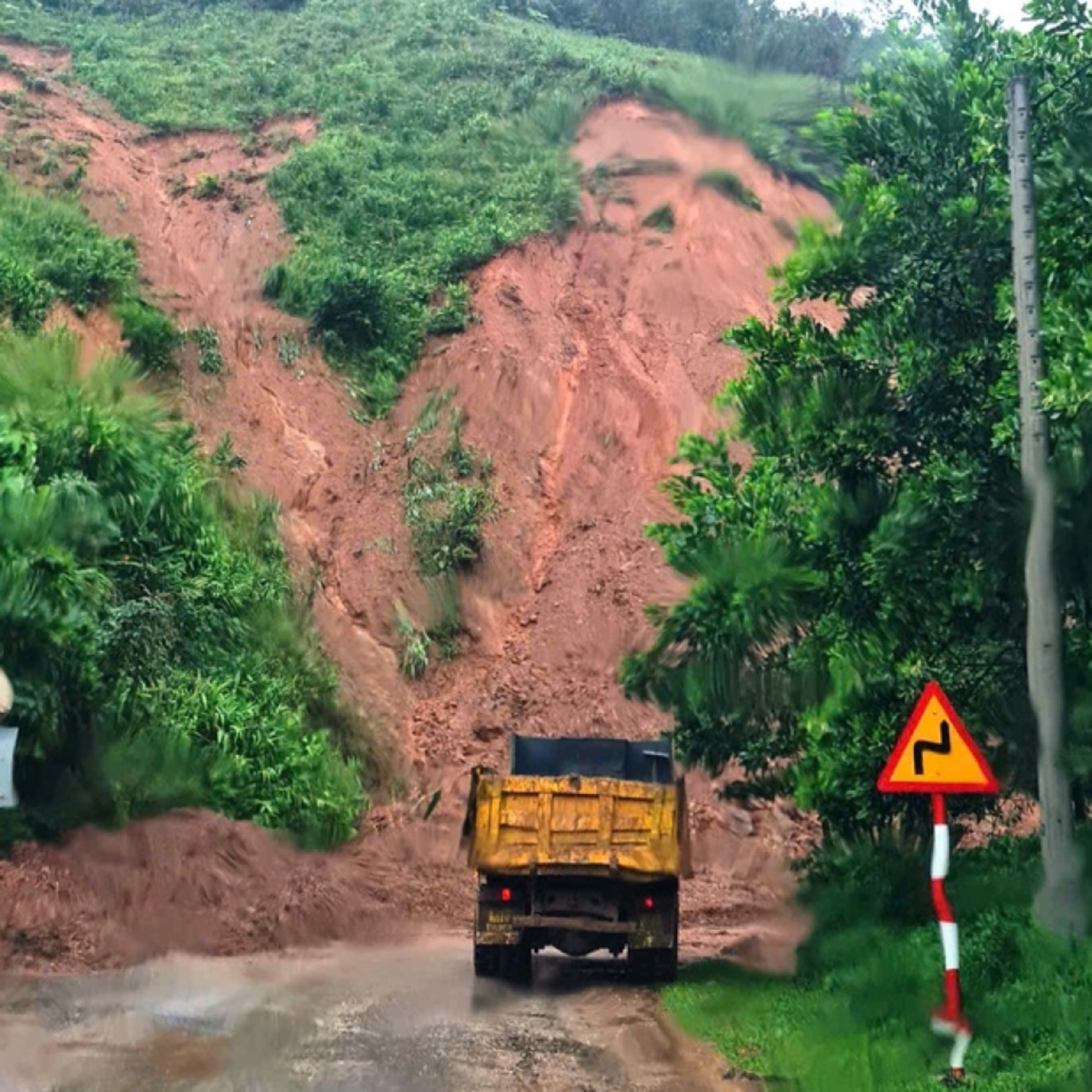 Thời sự 12h 18/11/2025: Mưa lũ biến phức tại các tỉnh miền Trung và Tây Nguyên Thời sự 12h 18/11/2025: Mưa lũ biến phức tại các tỉnh miền Trung và Tây Nguyên