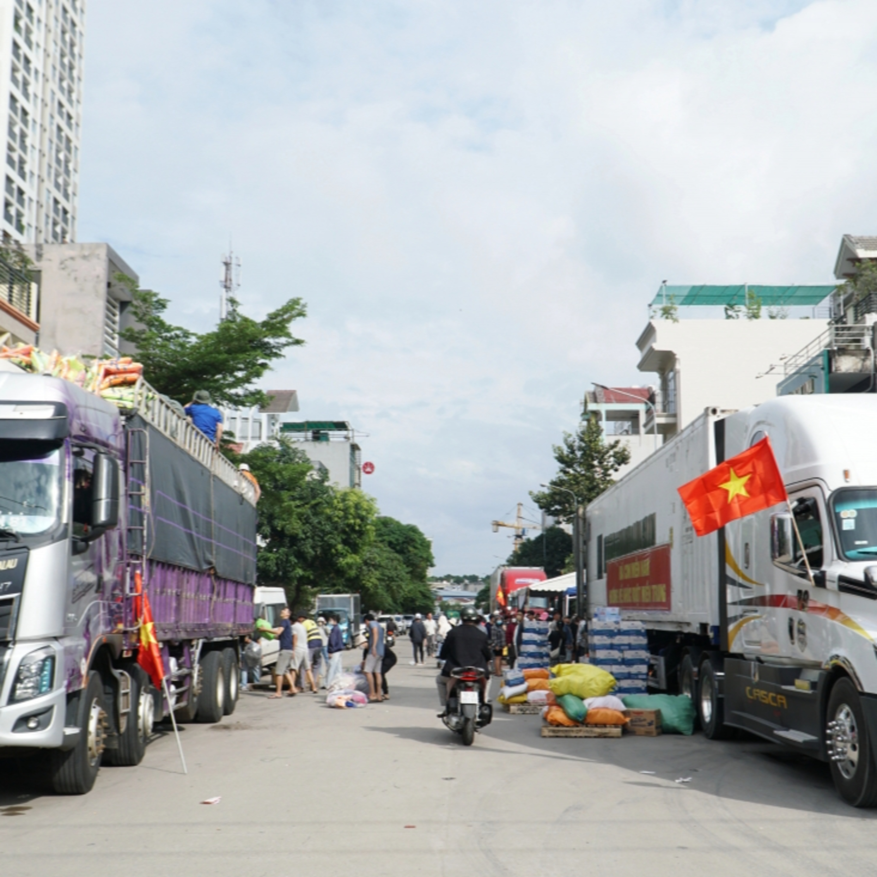 Thời sự 18h 25/11/2025: Hàng nghìn chuyến xe chở hàng cứu trợ hướng về Nam Trung bộ và Tây Nguyên