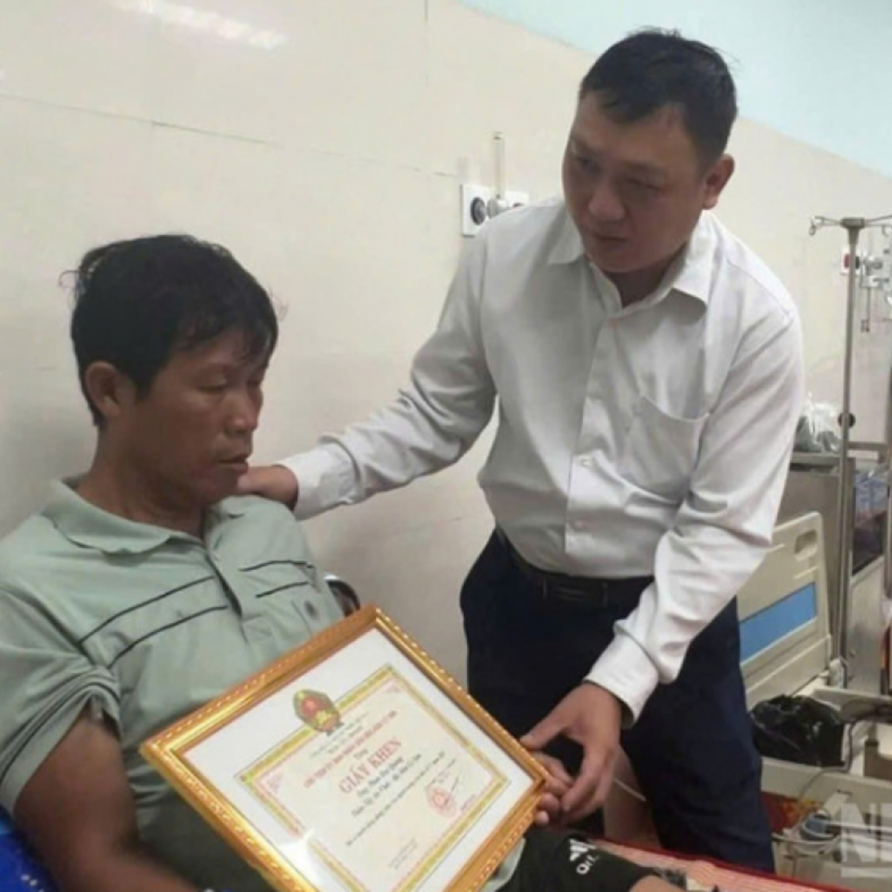 Thời sự 12h 10/12/2025 Chủ tịch nước Lương Cường tặng Huân chương Dũng cảm thưởng 2 công dân Thời sự 12h 10/12/2025 Chủ tịch nước Lương Cường tặng Huân chương Dũng cảm thưởng 2 công dân