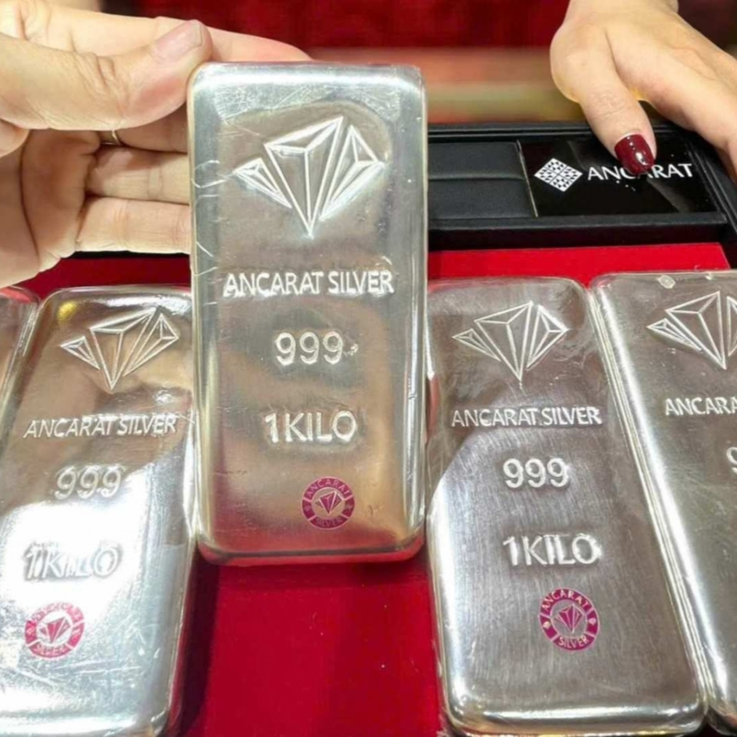 Thời sự 6h 13/12/2025: Giá bạc miếng, bạc thỏi tiếp tục xác lập kỷ lục mới, vượt 2,4 triệu/lượng Thời sự 6h 13/12/2025: Giá bạc miếng, bạc thỏi tiếp tục xác lập kỷ lục mới, vượt 2,4 triệu/lượng