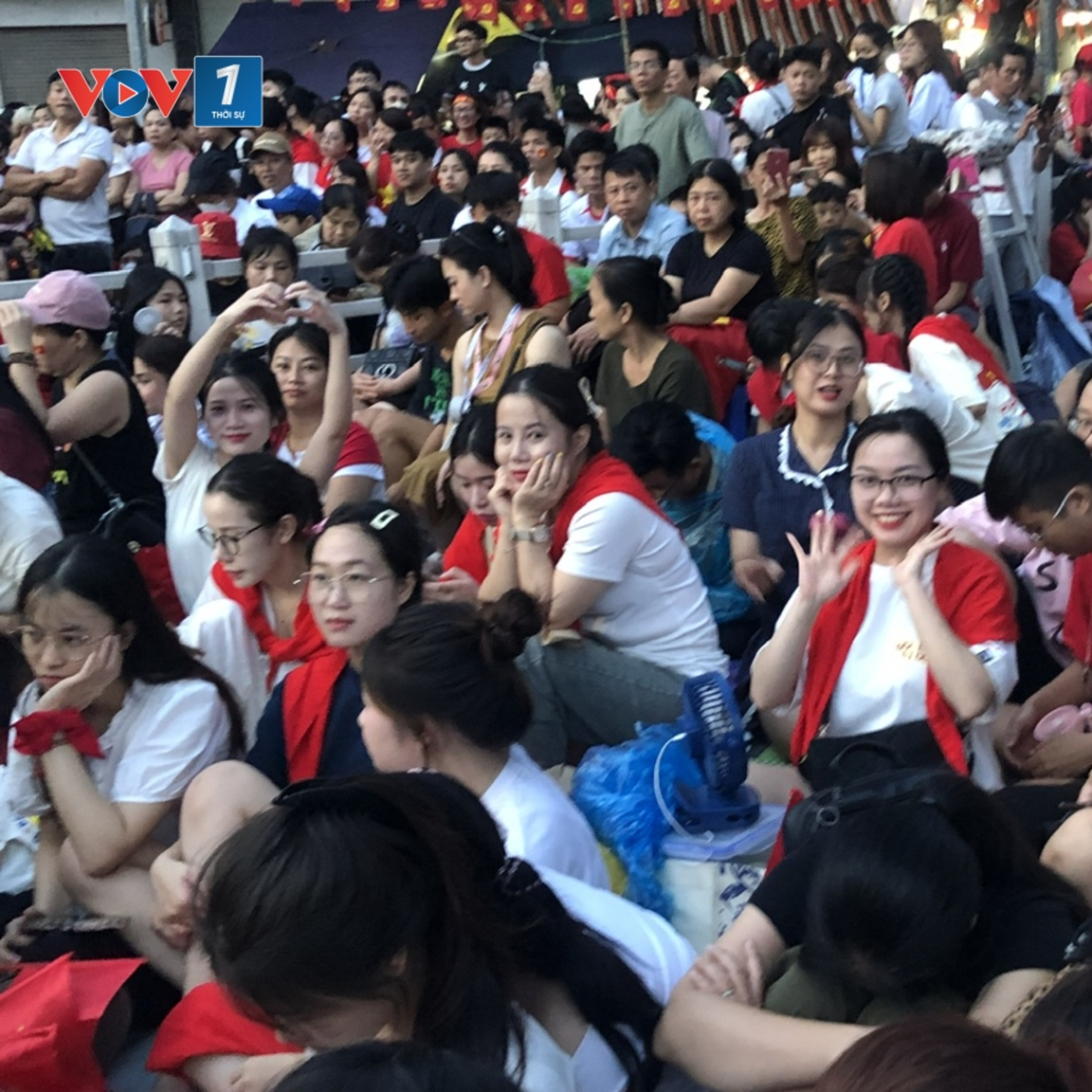 Tin trong nước - Người dân cờ hoa chờ tổng duyệt diễu binh, diễu hành