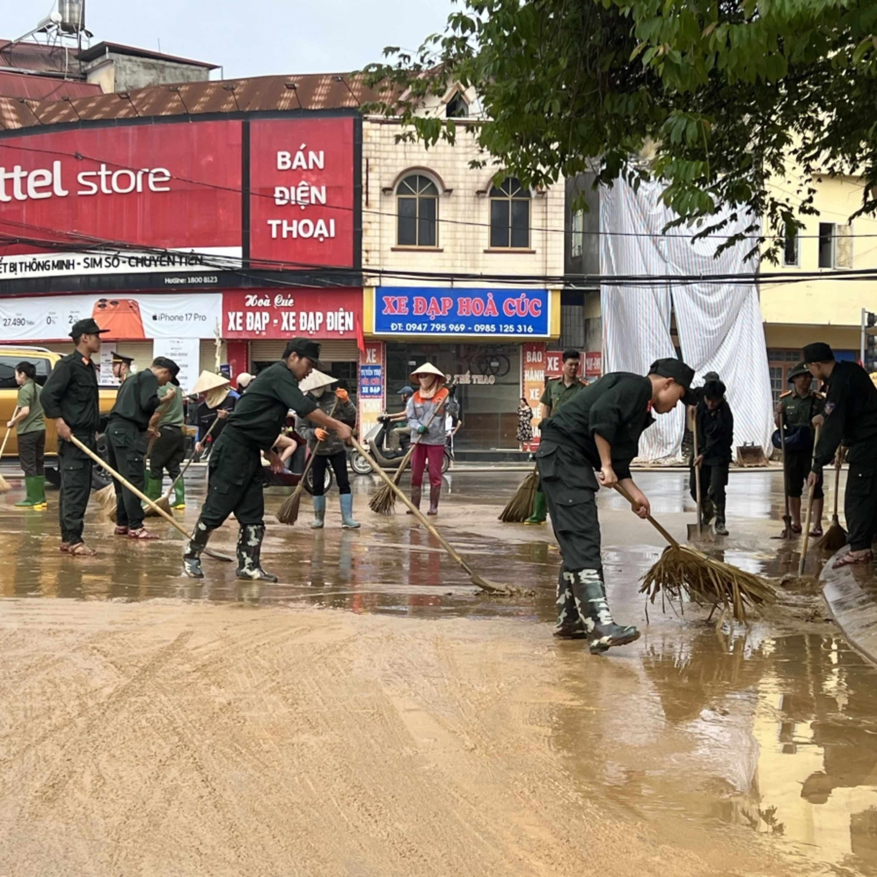 Tin trong nước - Nước rút, người dân vùng lũ Lào Cai khẩn trương vệ sinh đường phố, nhà cửa