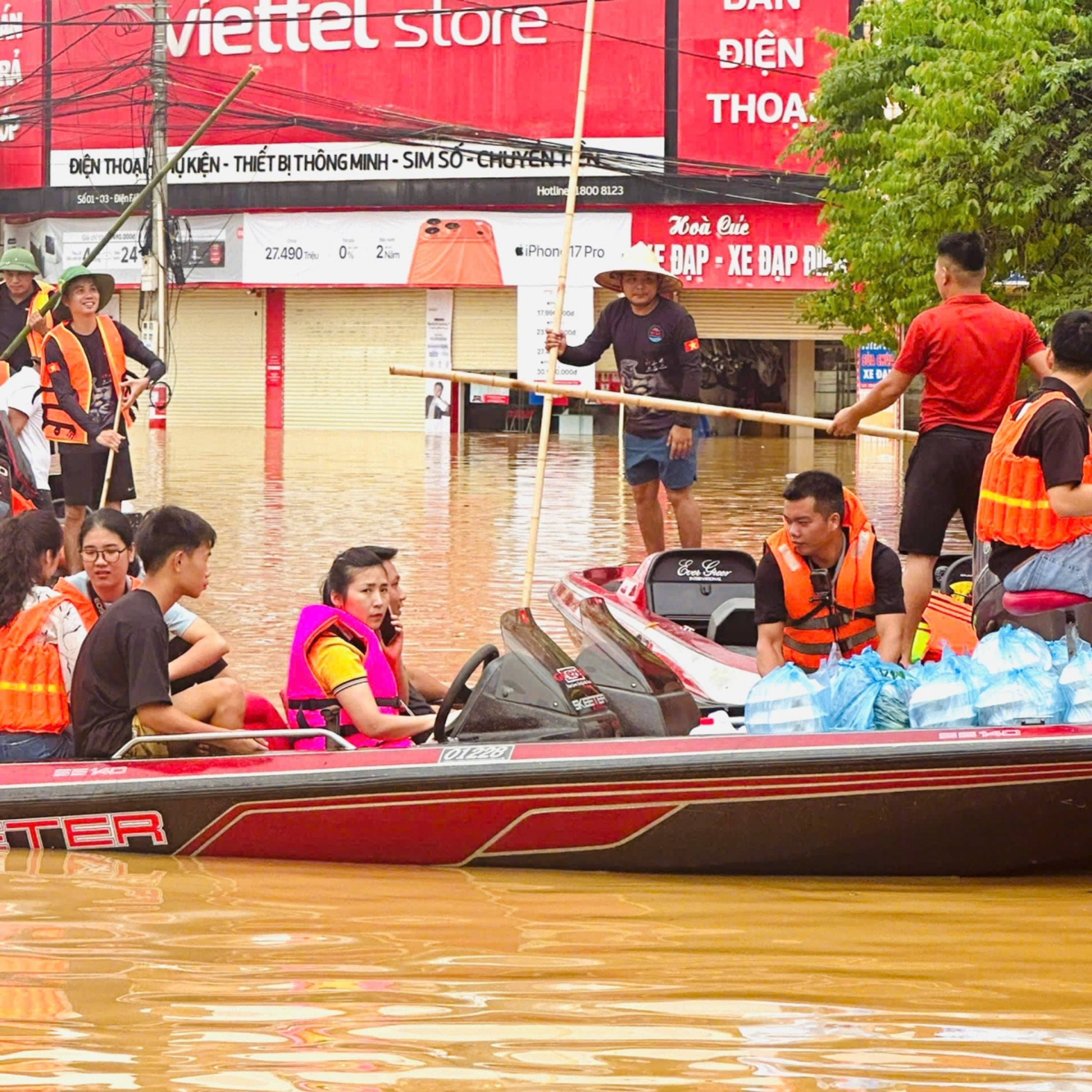 Tin trong nước - Những suất cơm 0 đồng ấm lòng người dân vùng lũ Lào Cai