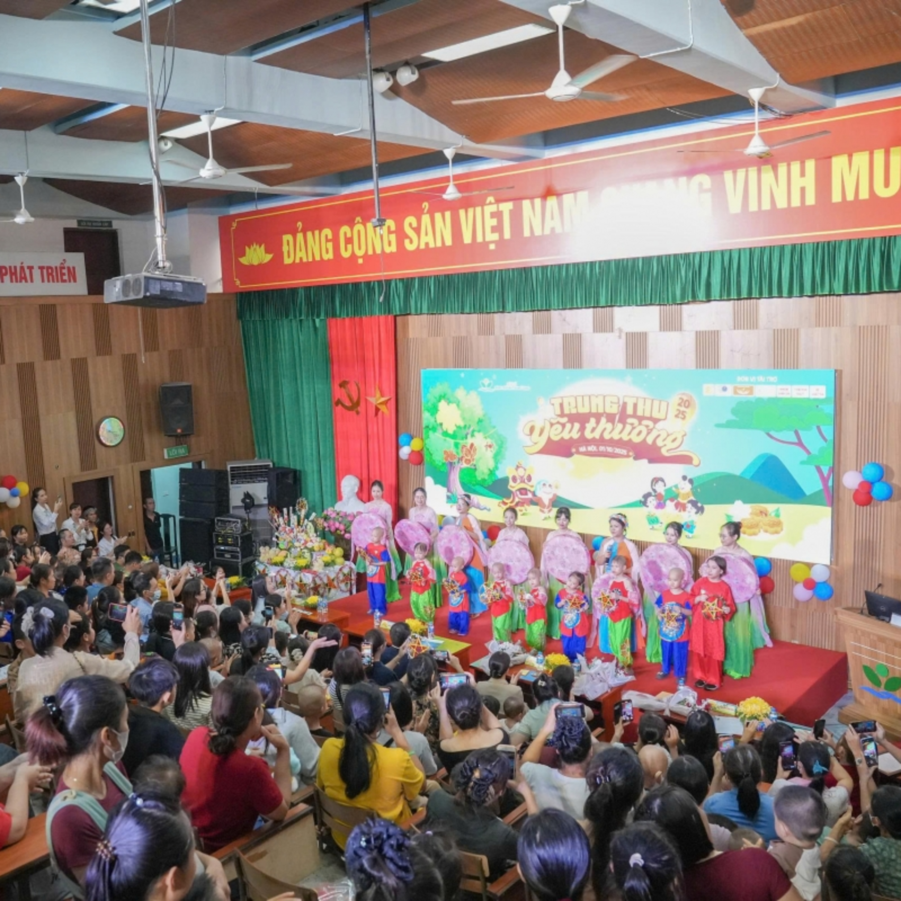 Tin trong nước - Mang không khí Tết Trung thu đến với các em nhỏ tại bệnh viện