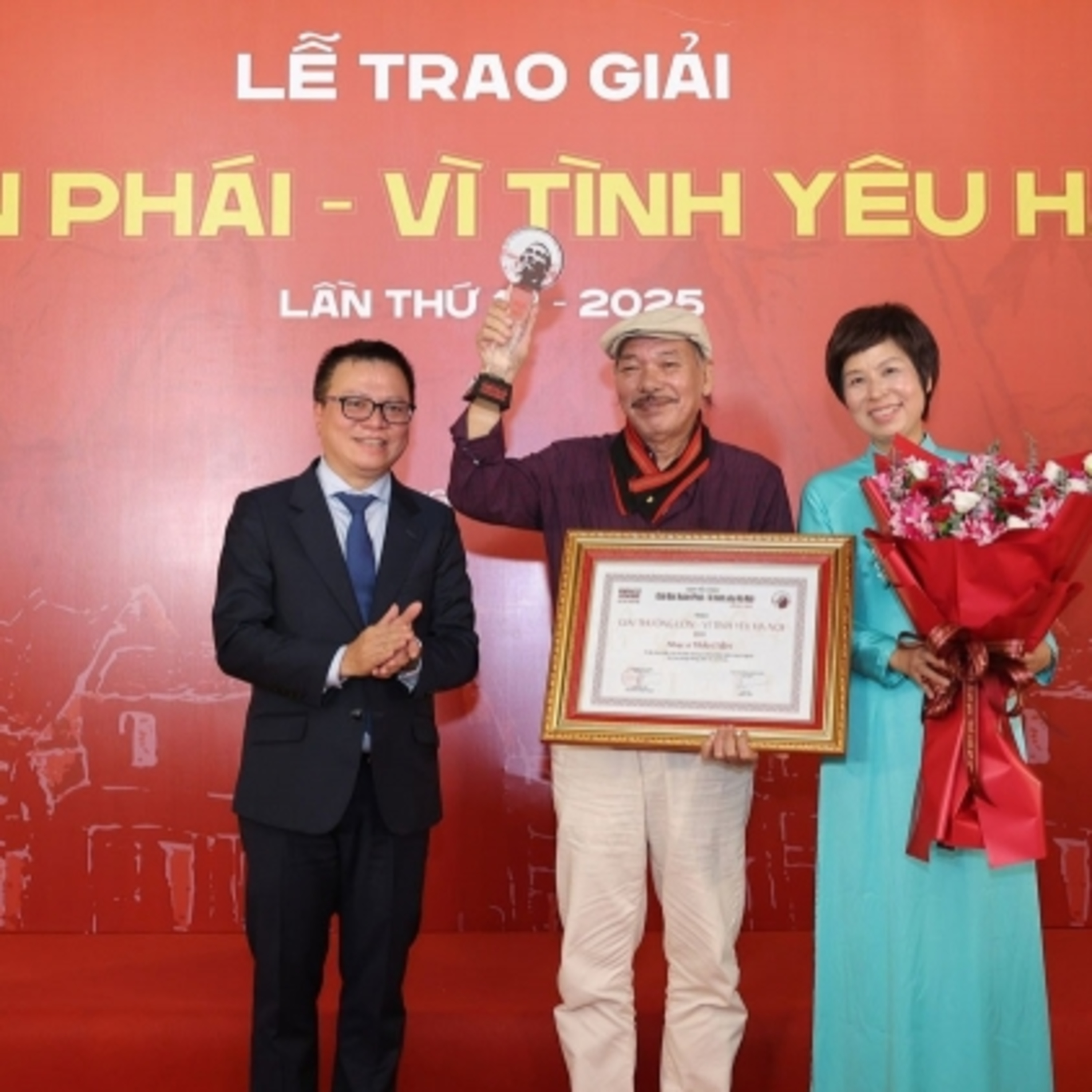 Tin trong nước - Nhạc sĩ Trần Tiến nhận giải thưởng Bùi Xuân Phái - Vì tình yêu Hà Nội