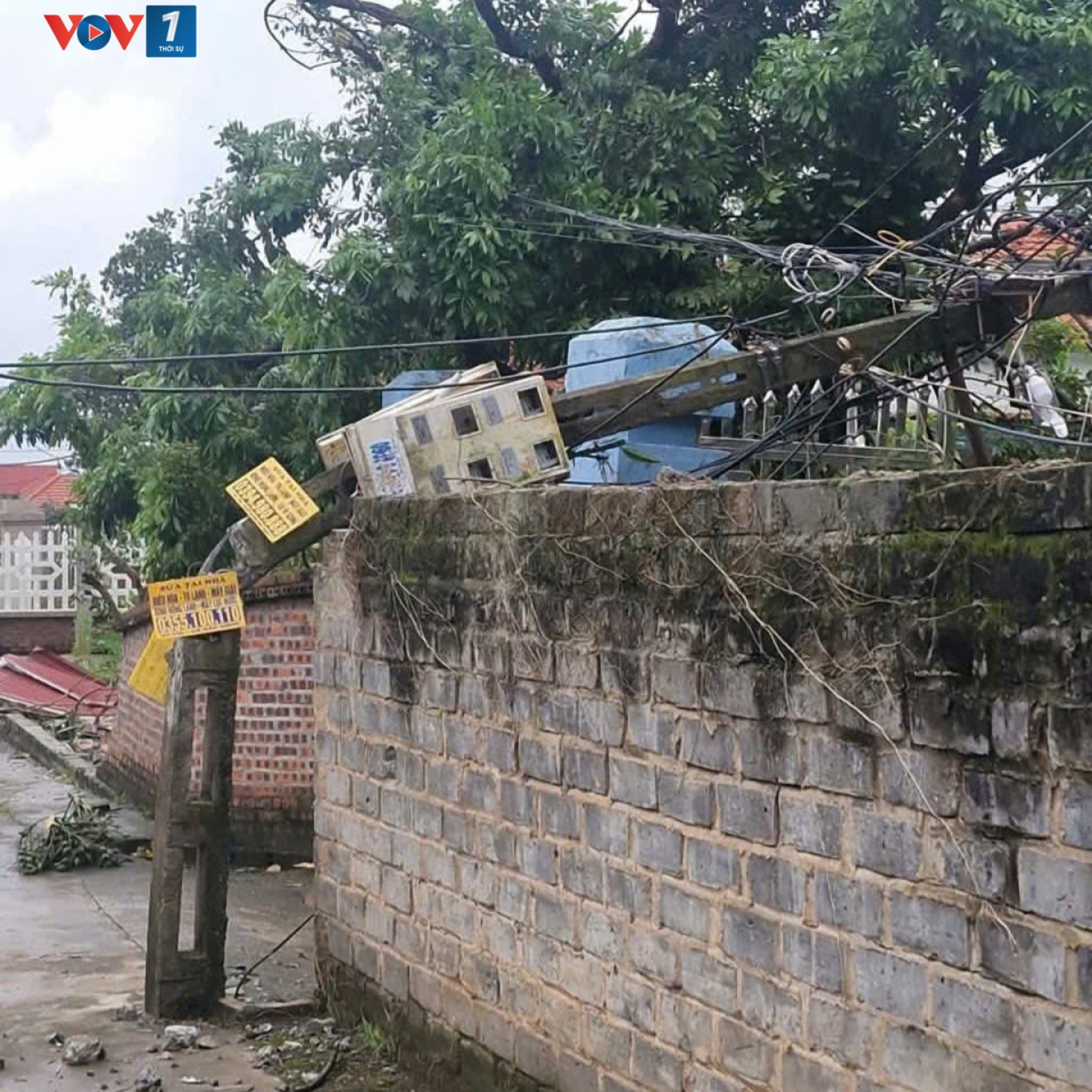 Tin trong nước - Giông lốc gây sập tường, tốc mái nhà, trường học tại Hải Phòng