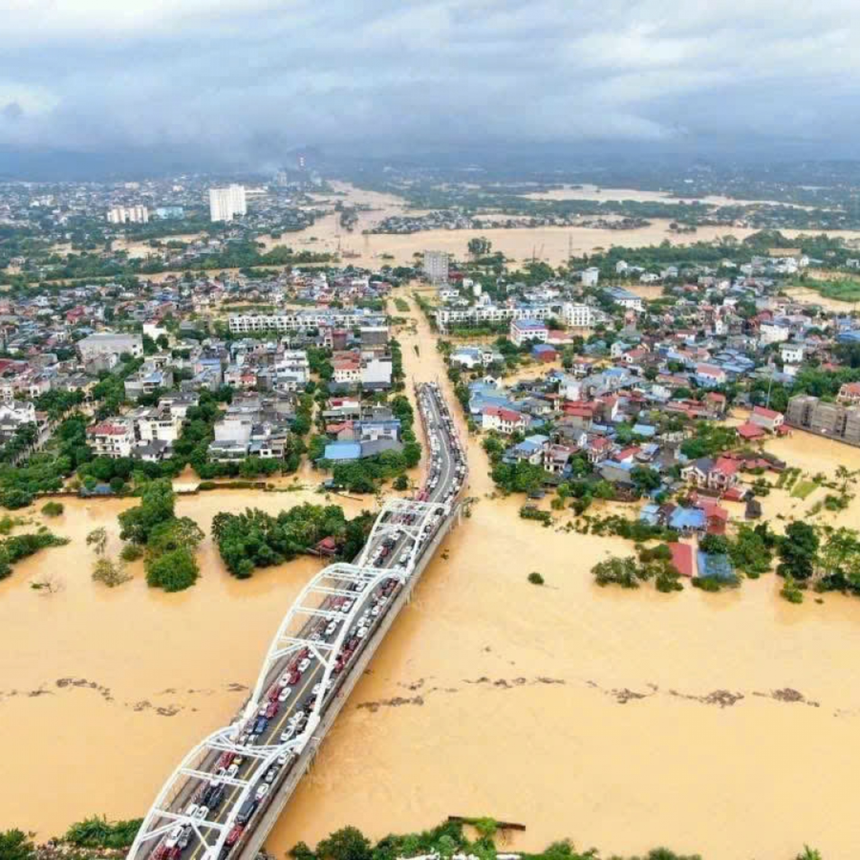 Tin trong nước - Thái Nguyên: 3 người chết do hoàn lưu bão số 11, lực lượng chức năng xuyên đêm hỗ trợ người dân