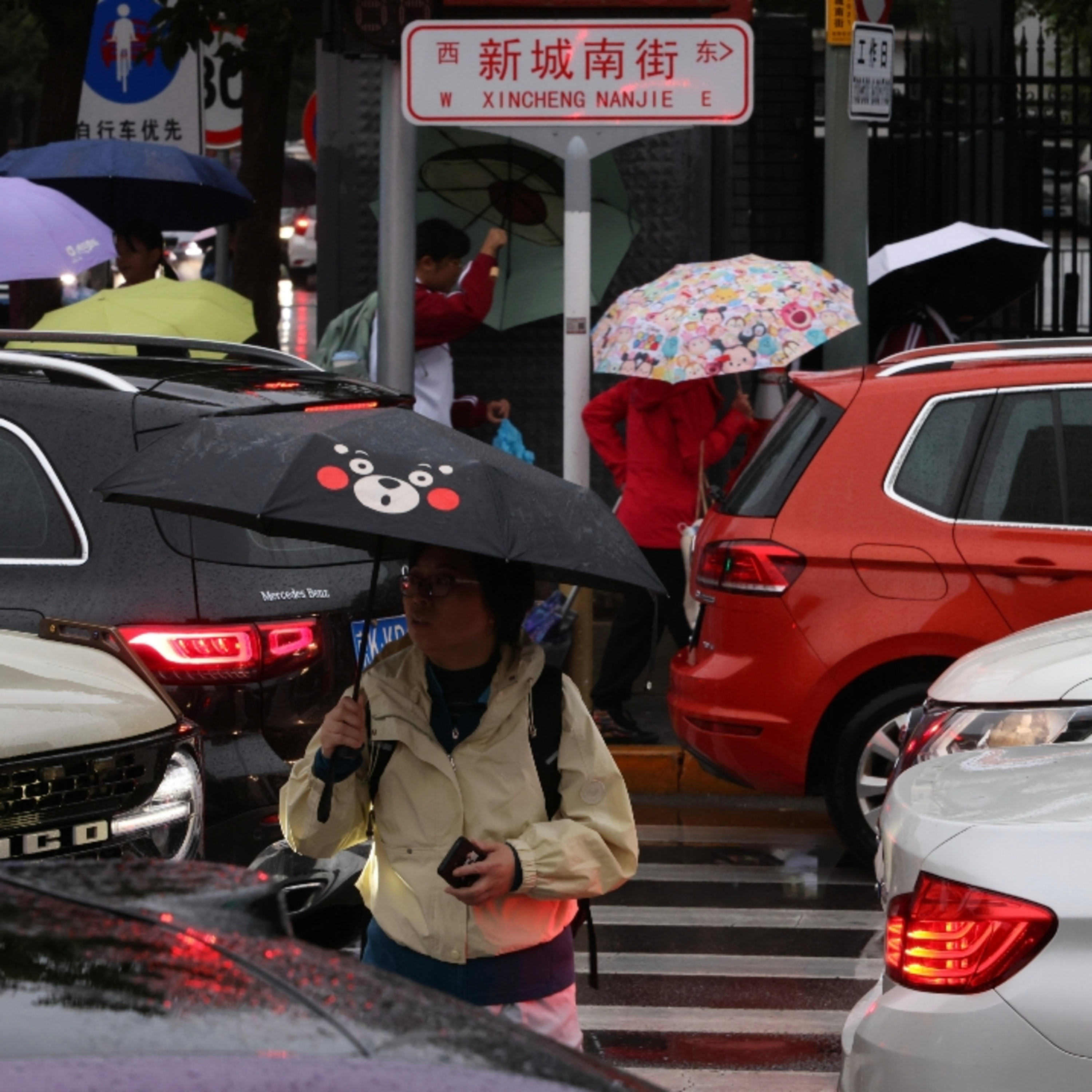 Tin quốc tế - Mưa liên tục khiến Bắc Kinh trải qua ngày đầu tháng 10 lạnh nhất trong 74 năm