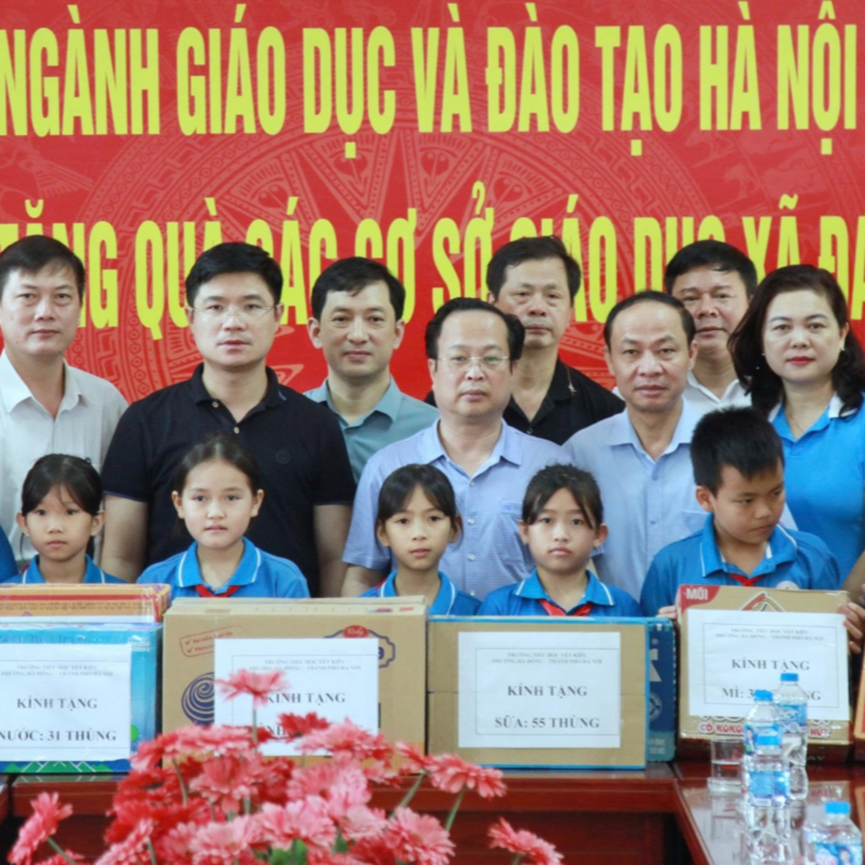 Tin trong nước - Hà Nội: Ngành Giáo dục trao 40 tấn hàng hỗ trợ hai xã chịu thiệt hại nặng do bão số 11