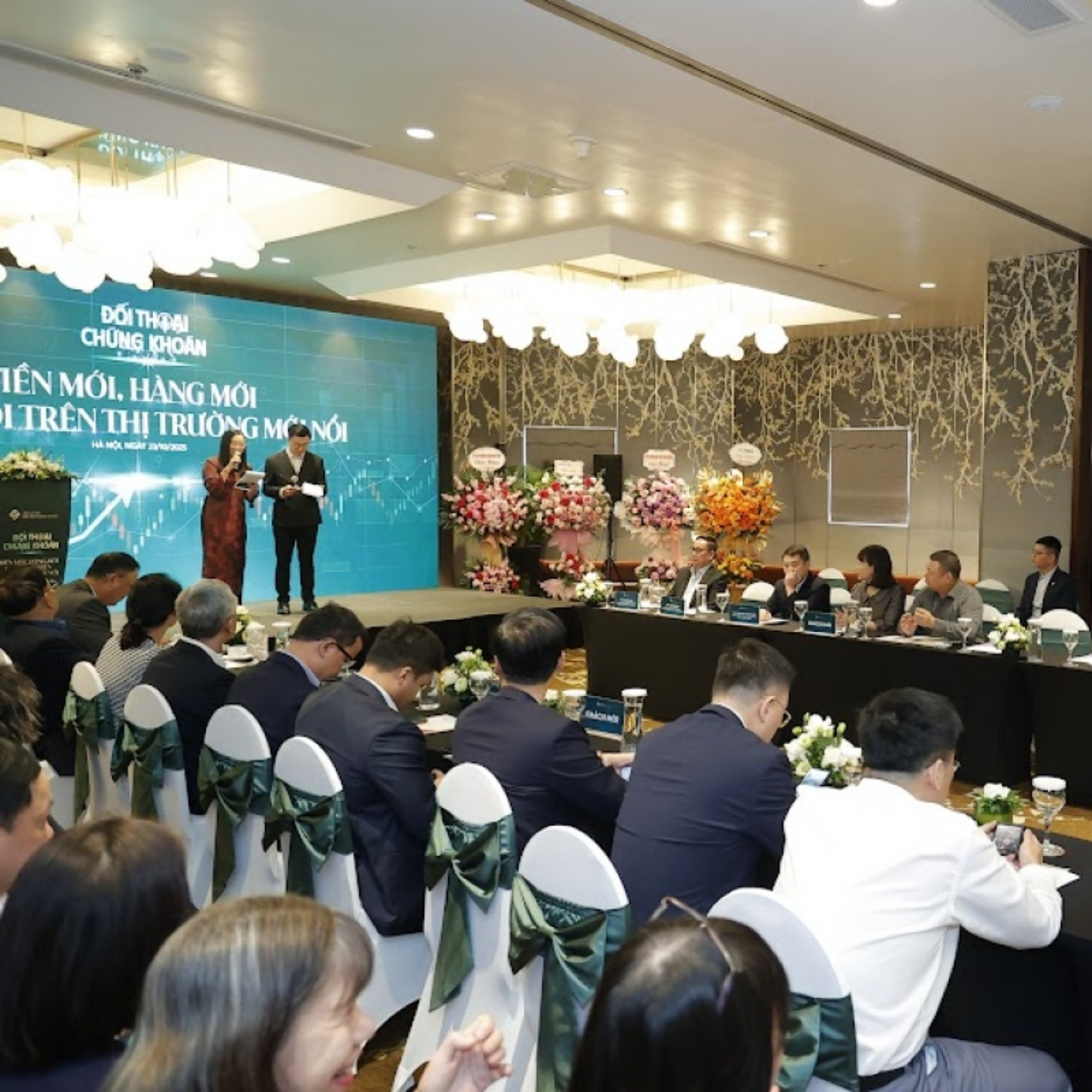 Tin trong nước - Thị trường chứng khoán Việt Nam: “Tiền mới, hàng mới và cơ hội trên thị trường mới nổi”
