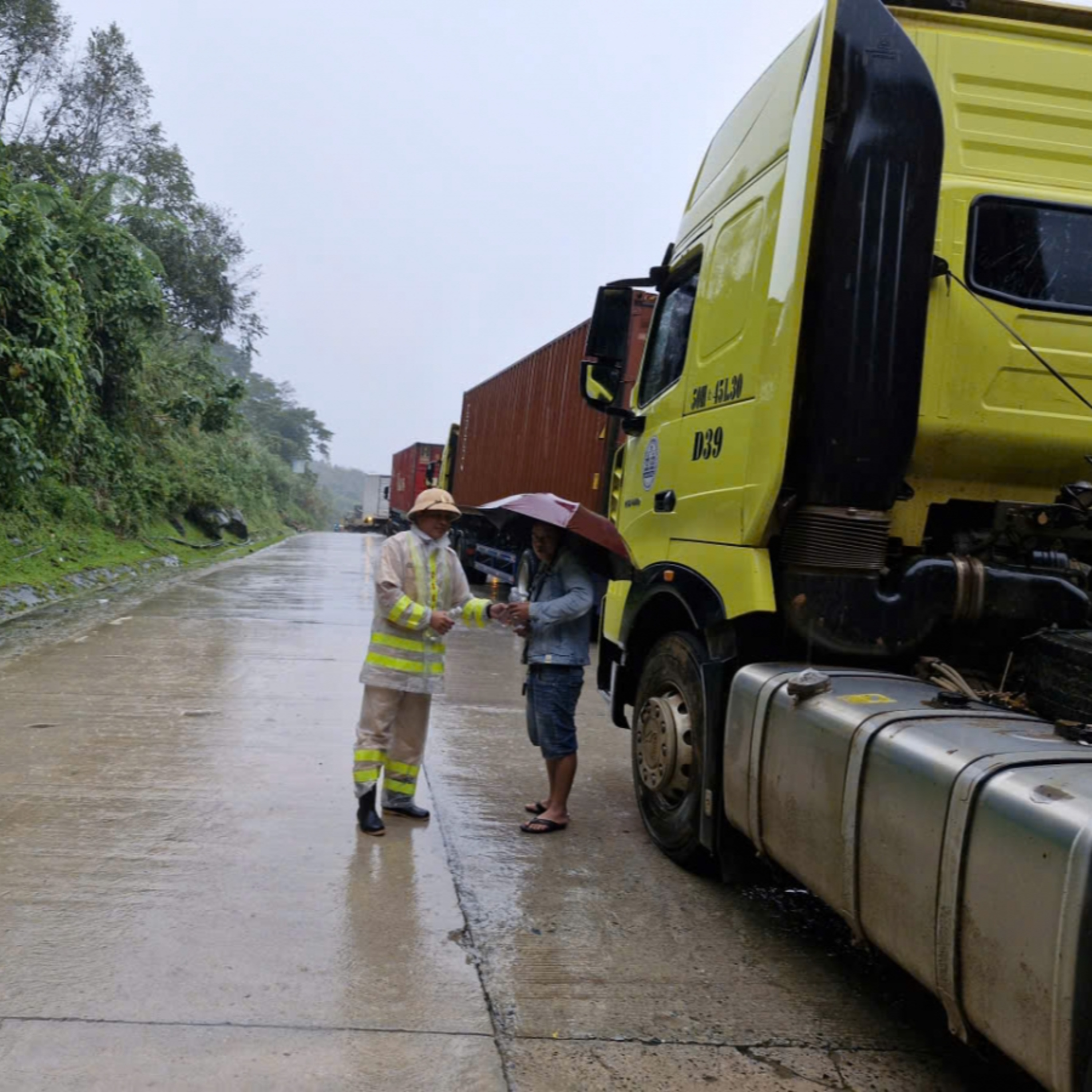 Tin trong nước - Cứu trợ 37 phương tiện, 50 tài xế và phụ xe bị cô lập giữa hai điểm sạt lở đèo Lò Xo