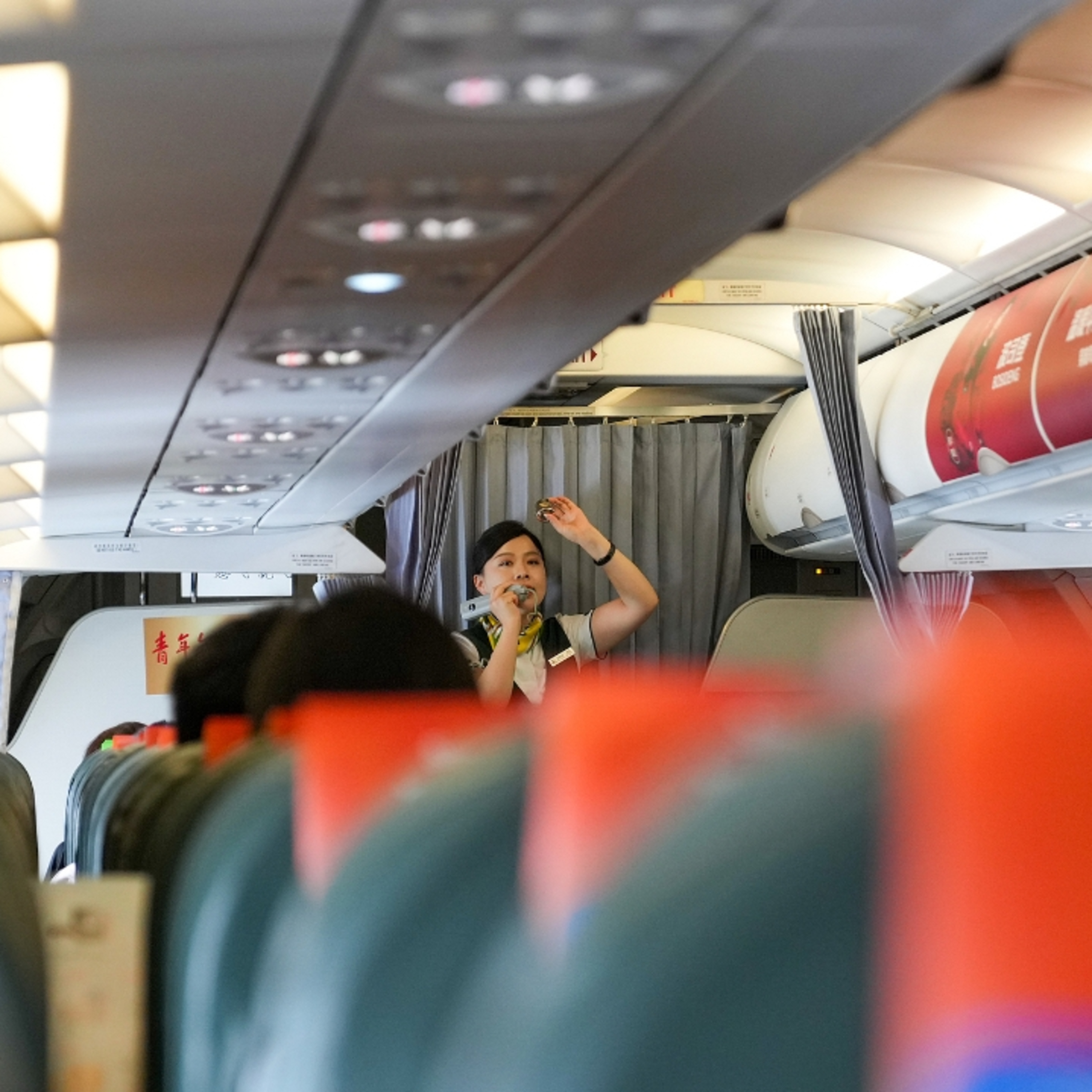 Tin quốc tế - Hãng hàng không Trung Quốc tuyển tiếp viên đã kết hôn và sinh con gây xôn xao dư luận Tin quốc tế - Hãng hàng không Trung Quốc tuyển tiếp viên đã kết hôn và sinh con gây xôn xao dư luận