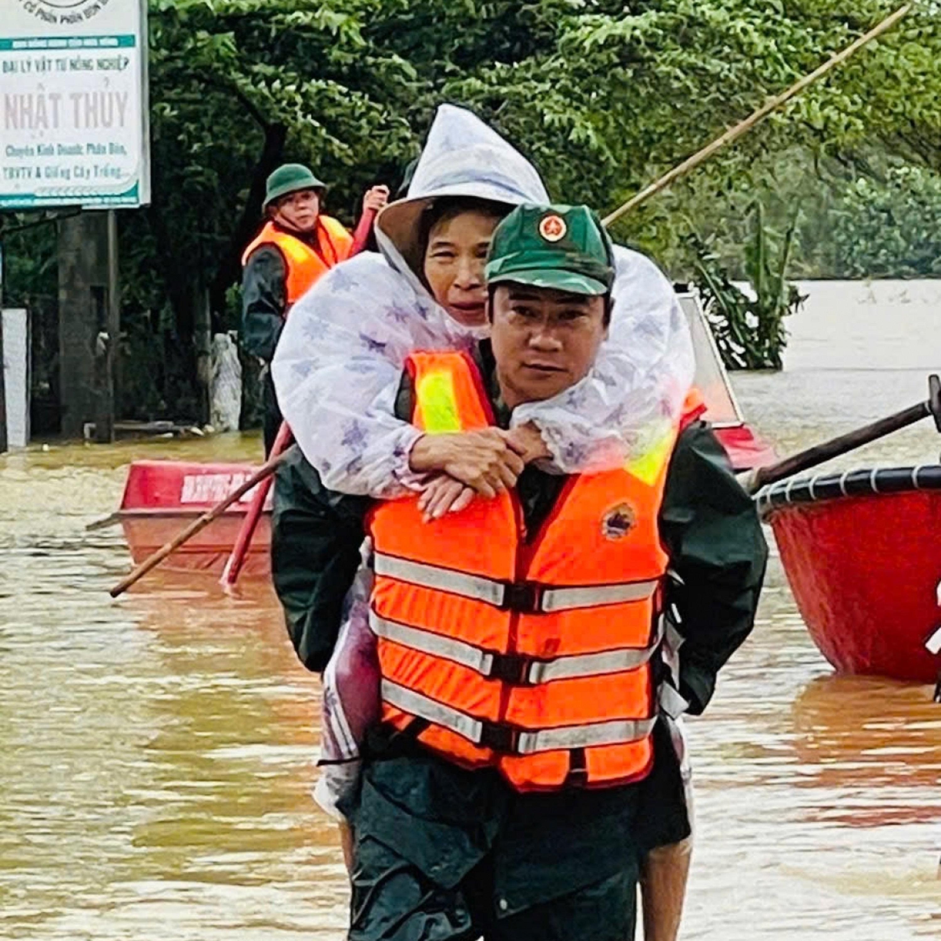 Tin trong nước - Bộ đội biên phòng thành phố Đà nẵng hỗ trợ nhân dân khắc phục mưa ngập Tin trong nước - Bộ đội biên phòng thành phố Đà nẵng hỗ trợ nhân dân khắc phục mưa ngập