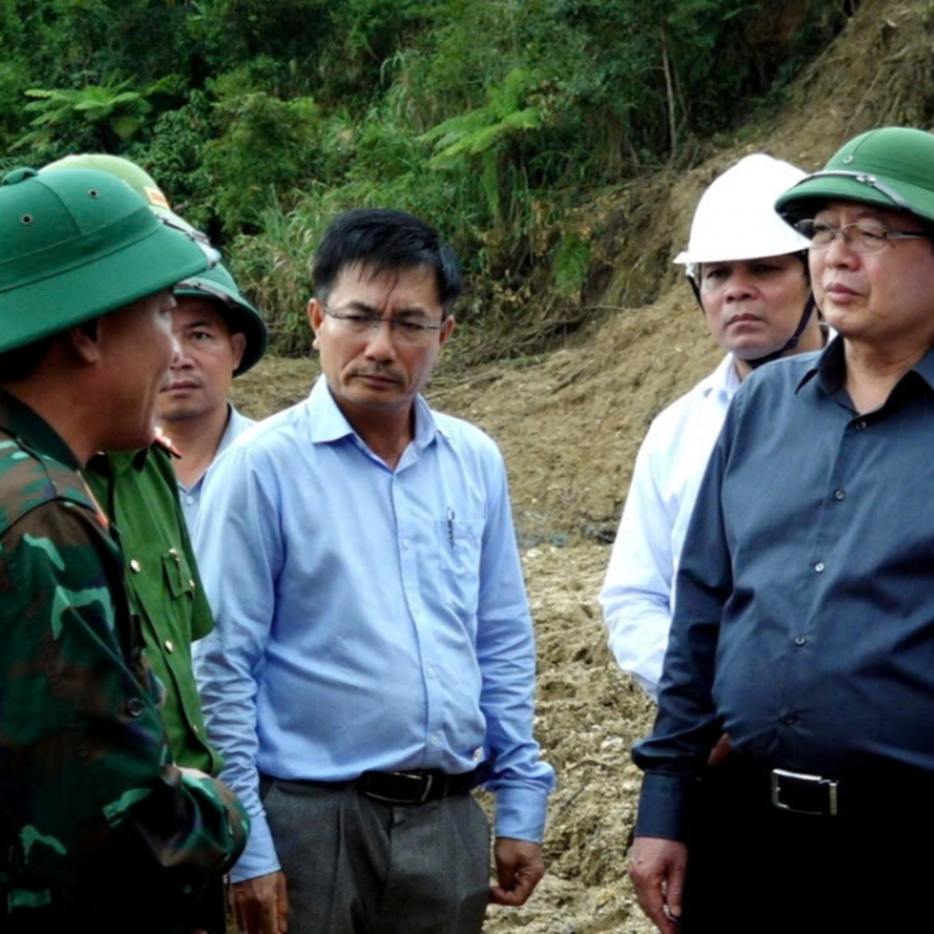 Tin trong nước - Phó Thủ tướng Hồ Quốc Dũng yêu cầu không để người dân vùng sạt lở bị đói, rét Tin trong nước - Phó Thủ tướng Hồ Quốc Dũng yêu cầu không để người dân vùng sạt lở bị đói, rét