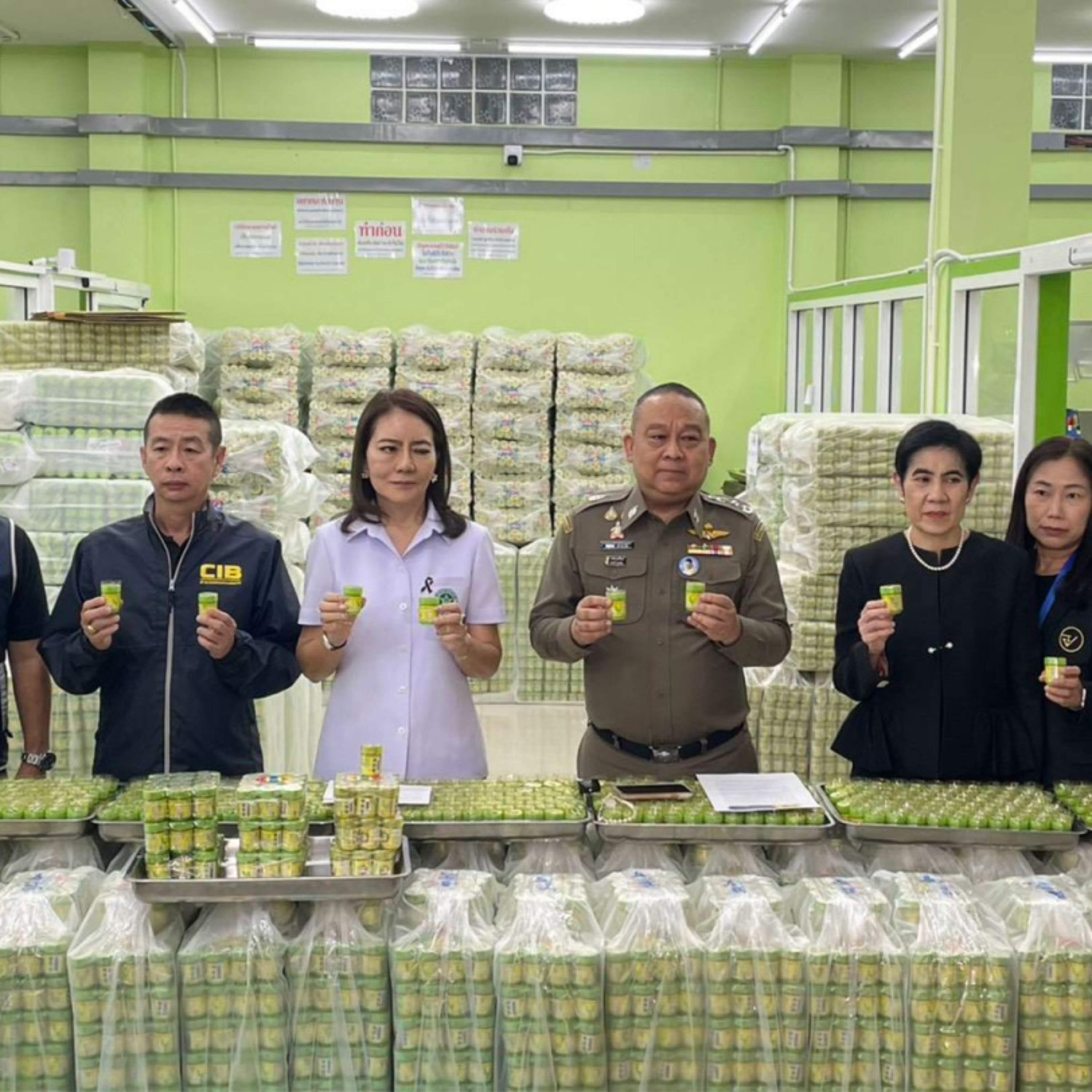 Tin quốc tế - Thái Lan đột kích cơ sở sản xuất trái phép, thu giữ hơn 2 triệu lọ hít mũi thảo dược Hong Thai Tin quốc tế - Thái Lan đột kích cơ sở sản xuất trái phép, thu giữ hơn 2 triệu lọ hít mũi thảo dược Hong Thai