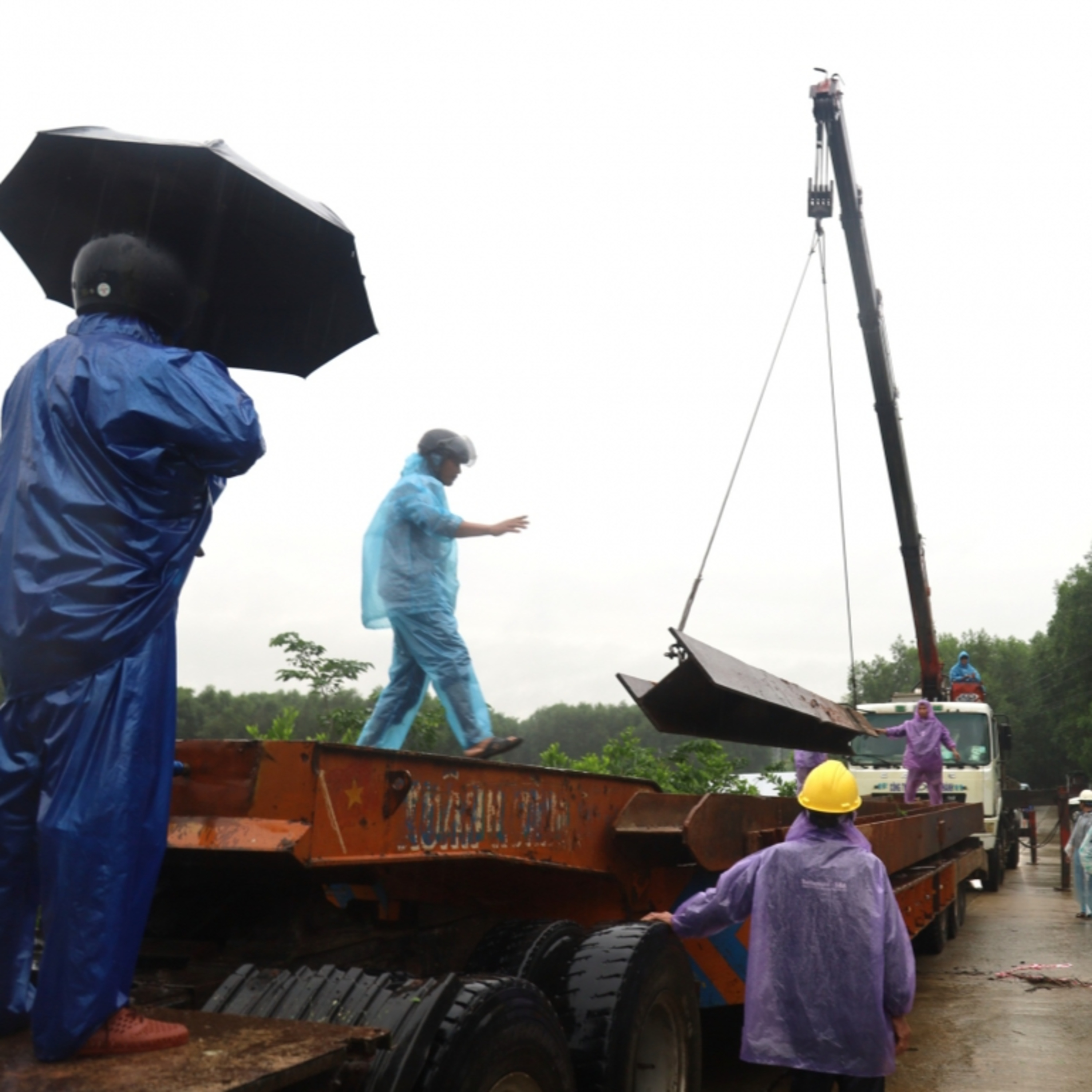 Tin trong nước - Làm cầu tạm, khắc phục tình trạng bị chia cắt 316 hộ dân do sập cầu Cây Sung