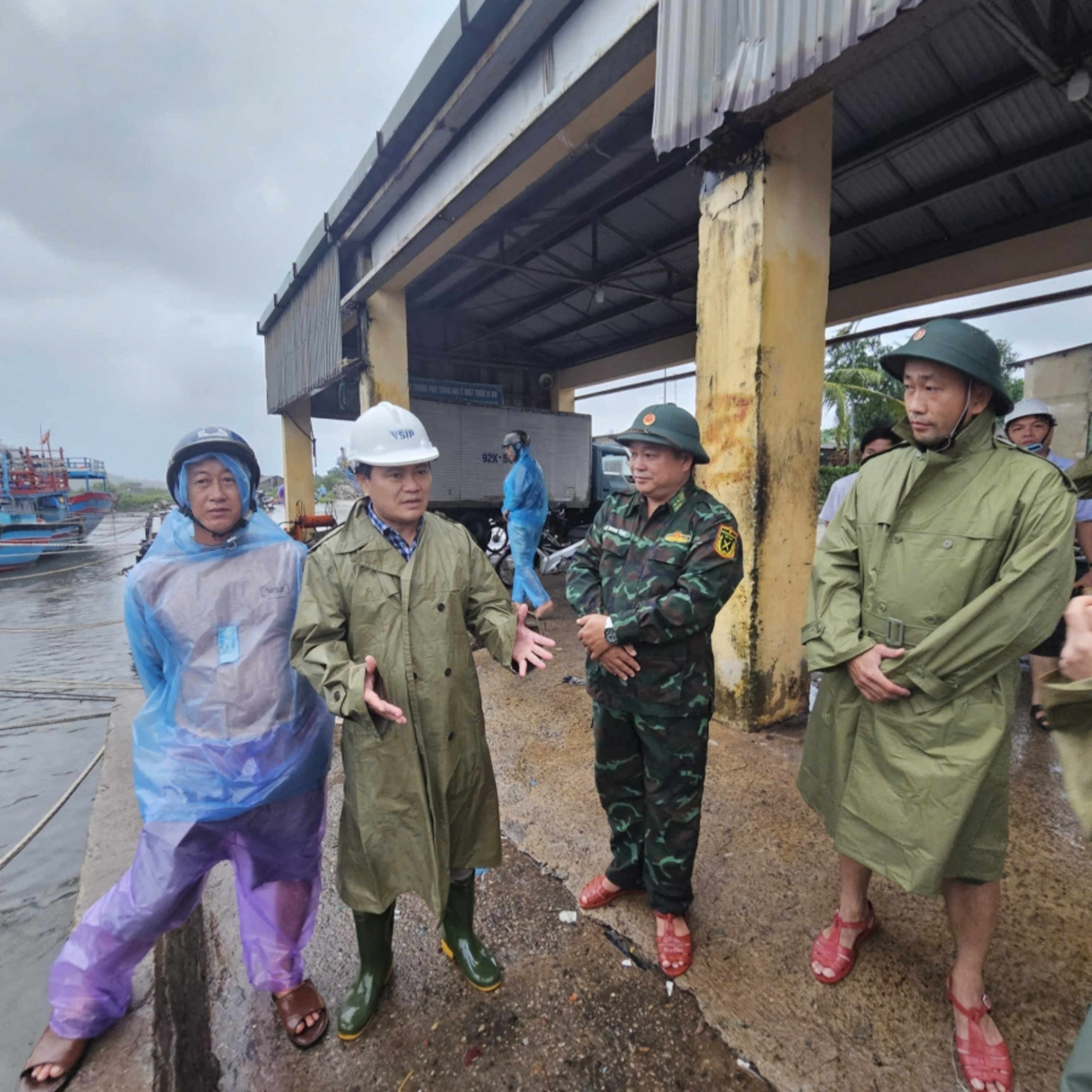 Tin trong nước - Quảng Ngãi gió mạnh, mưa lớn; hoàn tất di dời dân, tăng cường trực chiến ứng phó bão số 13