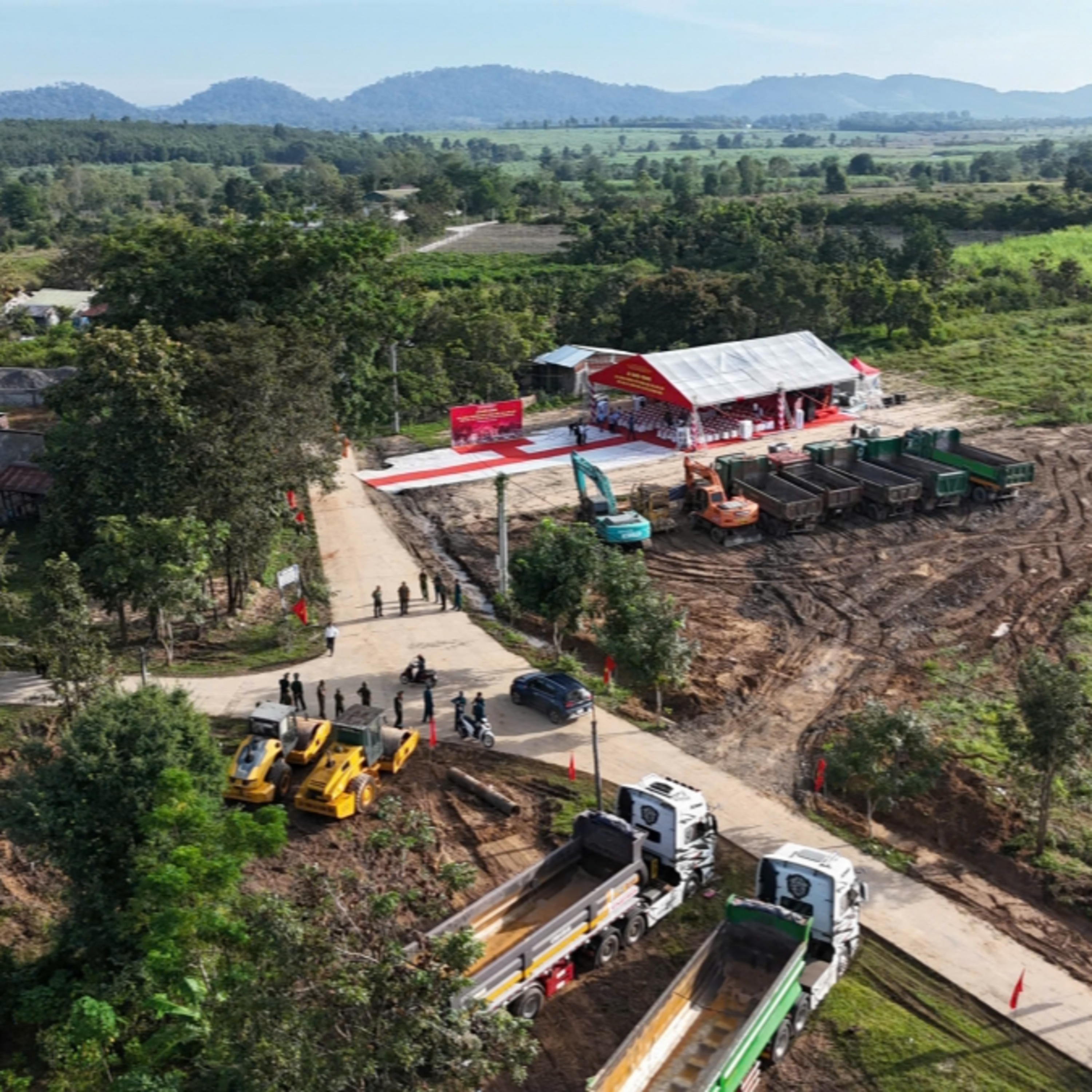 Tin trong nước - Phó Thủ tướng Mai Văn Chính dự lễ khởi công xây dựng Trường Phổ thông nội trú liên cấp tại Đắk Lắk Tin trong nước - Phó Thủ tướng Mai Văn Chính dự lễ khởi công xây dựng Trường Phổ thông nội trú liên cấp tại Đắk Lắk