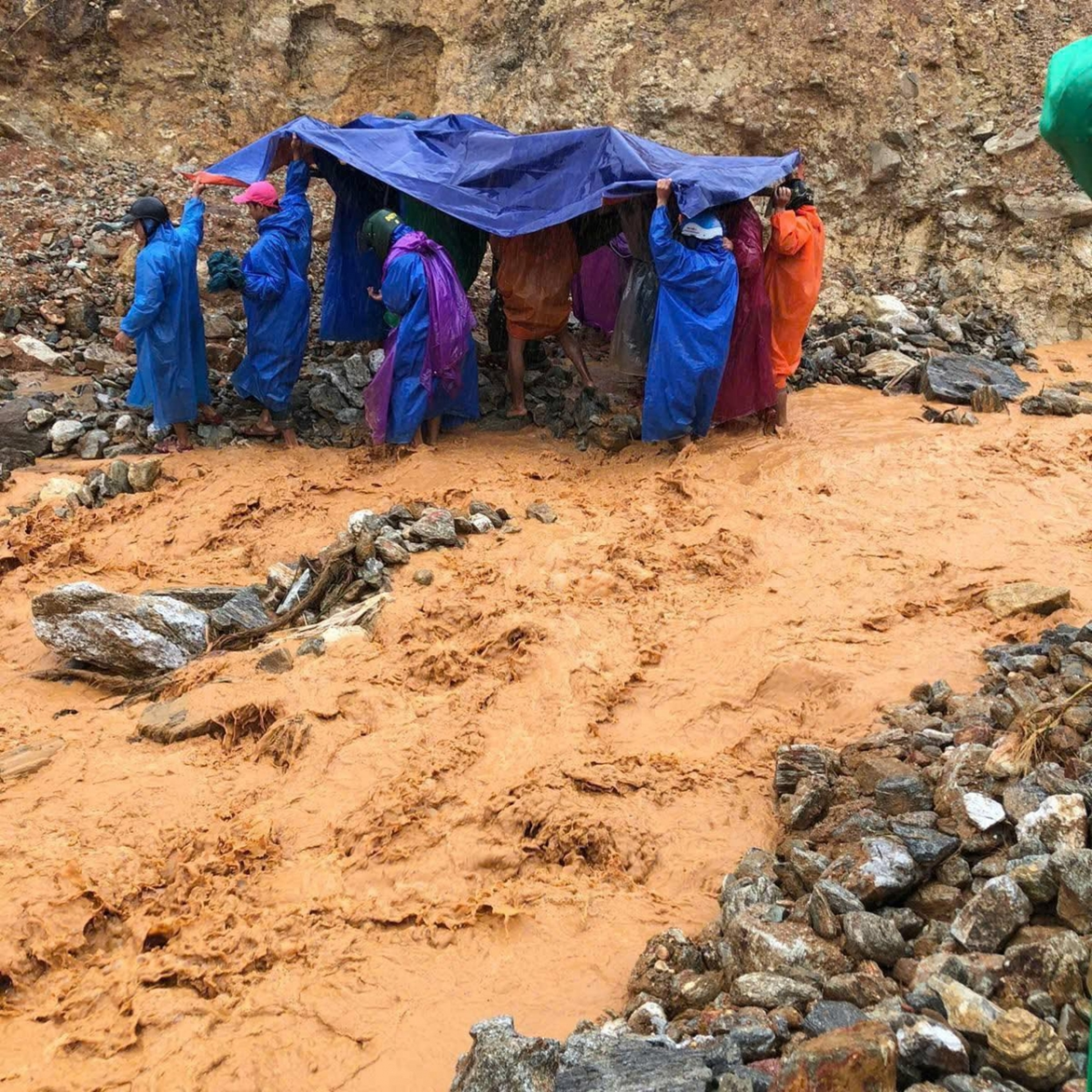 Tin trong nước - Mưa lớn kéo dài gây sạt lở liên tiếp, nhiều tuyến vùng cao Đà Nẵng chia cắt
