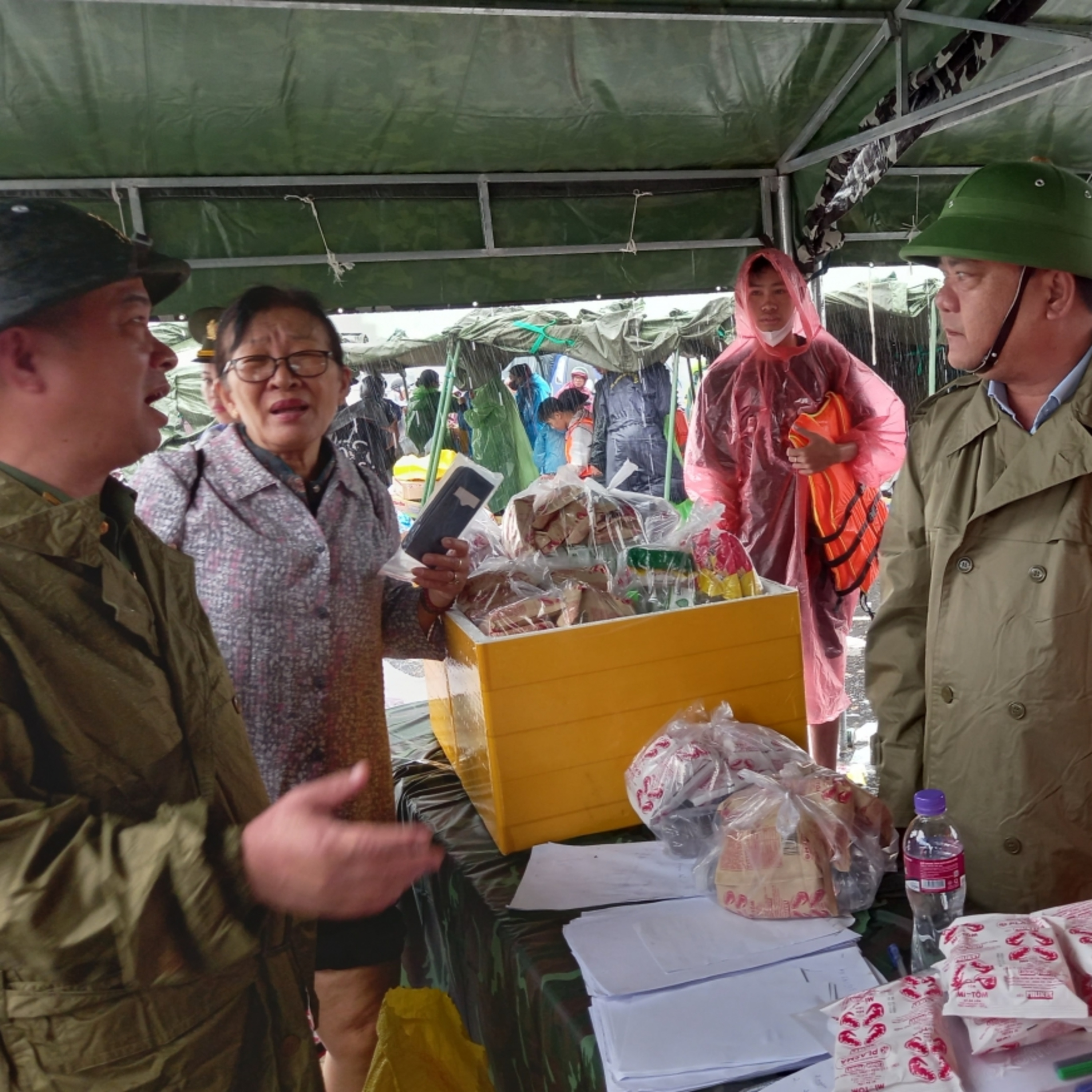 Tin trong nước - Những phần ăn ấm lòng cho người dân vùng lũ tỉnh Khánh Hòa