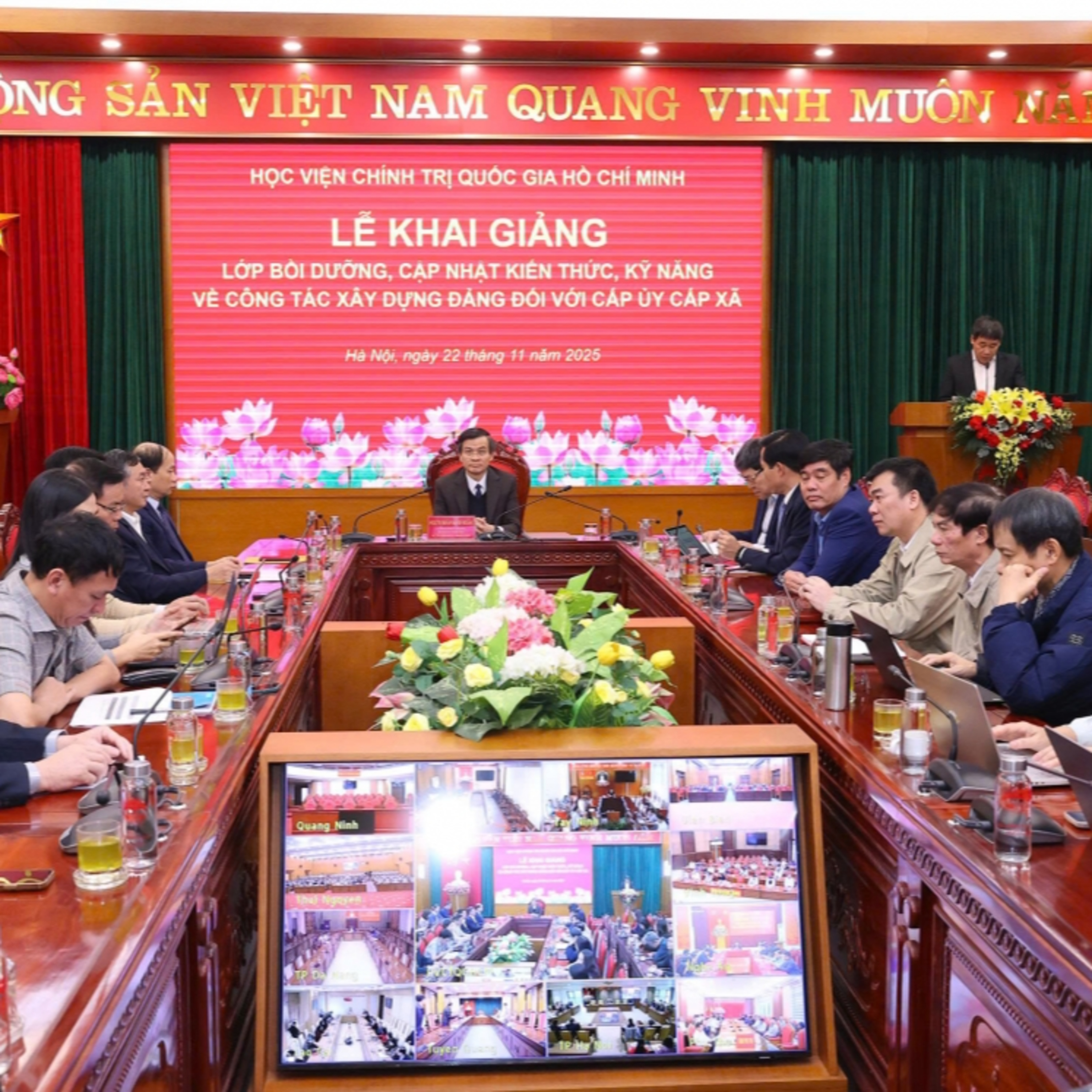 Tin trong nước - Khai giảng lớp bồi dưỡng, cập nhật kiến, kỹ năng về công tác xây dựng Đảng đối với cấp ủy cấp xã