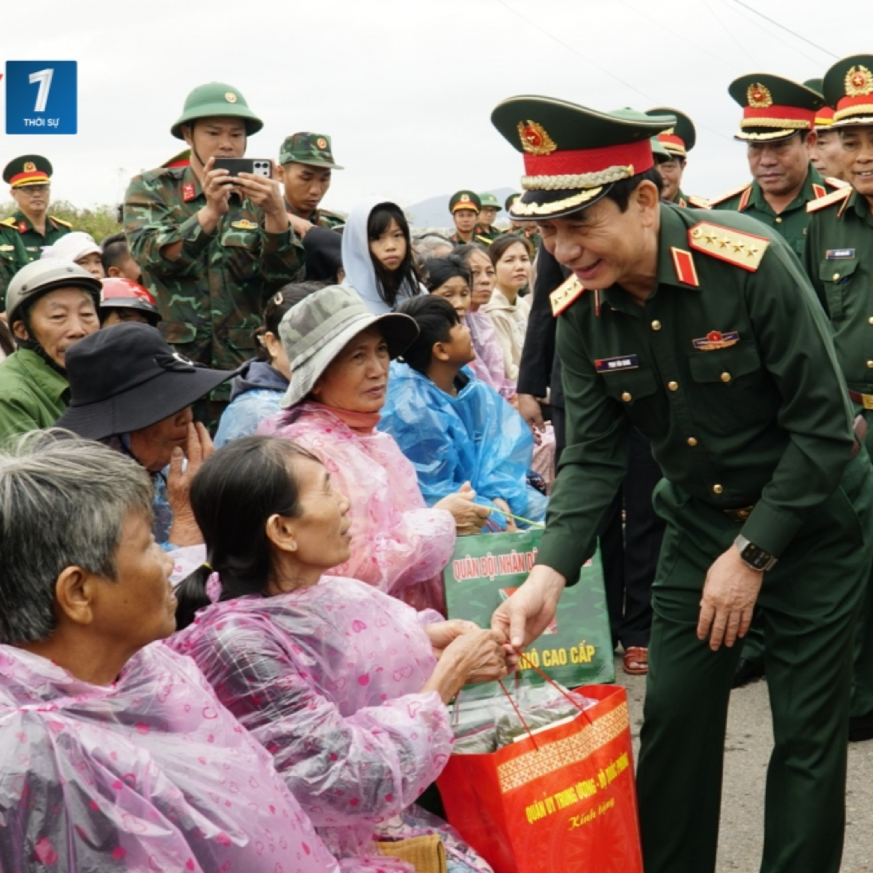 Tin trong nước - Đại tướng Phan Văn Giang thăm và hỗ trợ bà con vùng lũ lụt ở Gia Lai