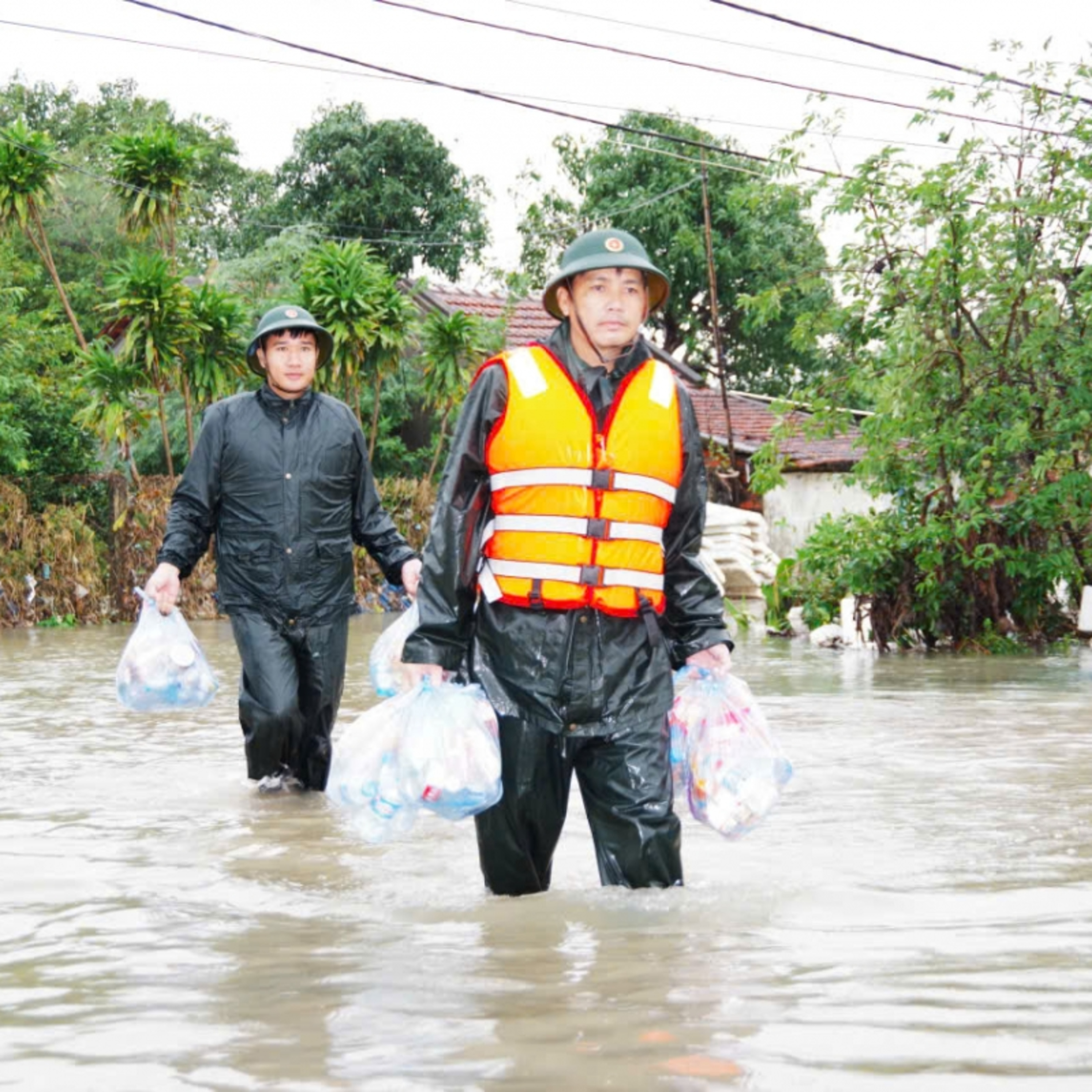 Tin trong nước - Đông Đắk Lắk sau lũ dữ: Đứng dậy từ bùn đất và tình người