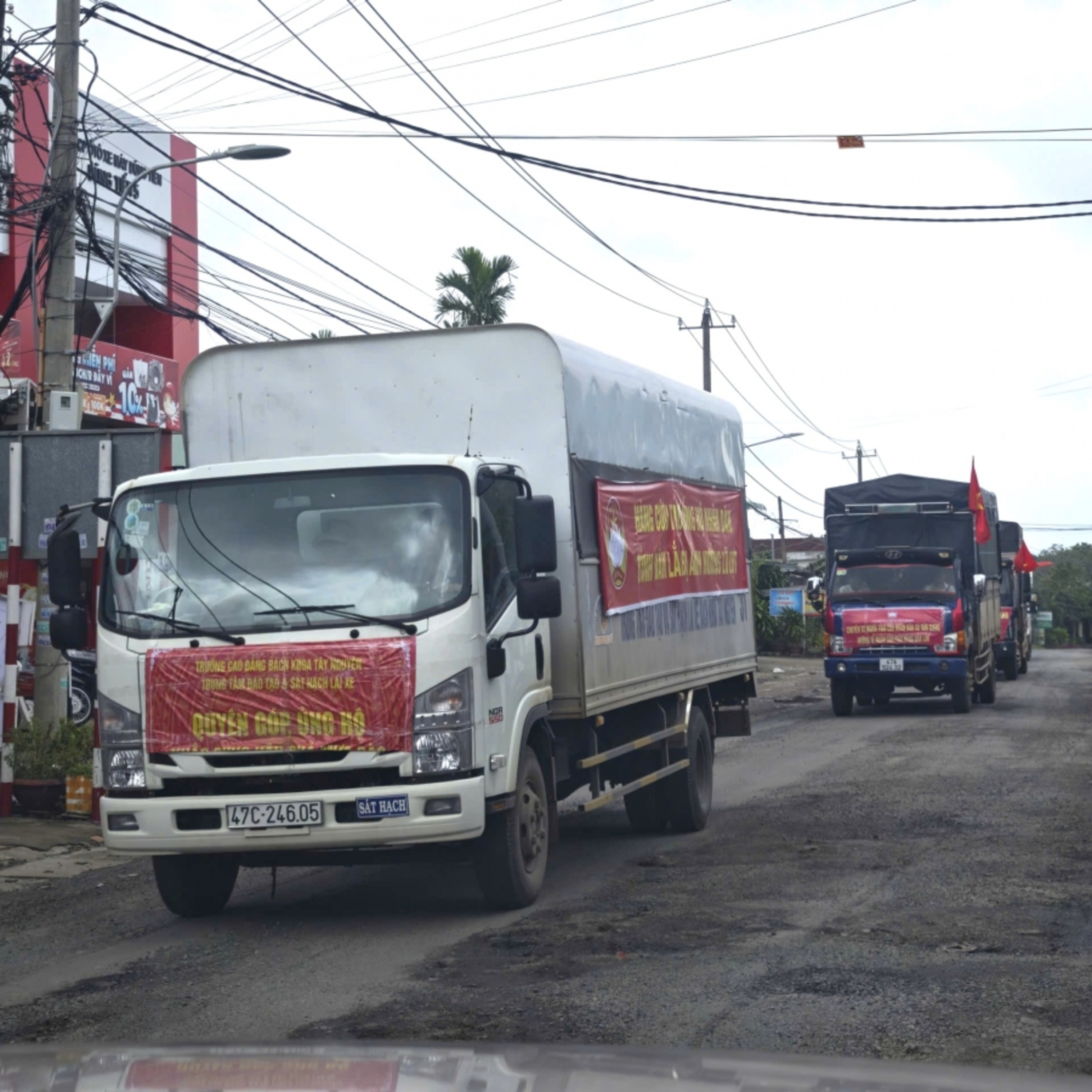 Tin trong nước - Hàng trăm tấn nhu yếu phẩm đến với bà con vùng lụt phía đông Đắk Lắk