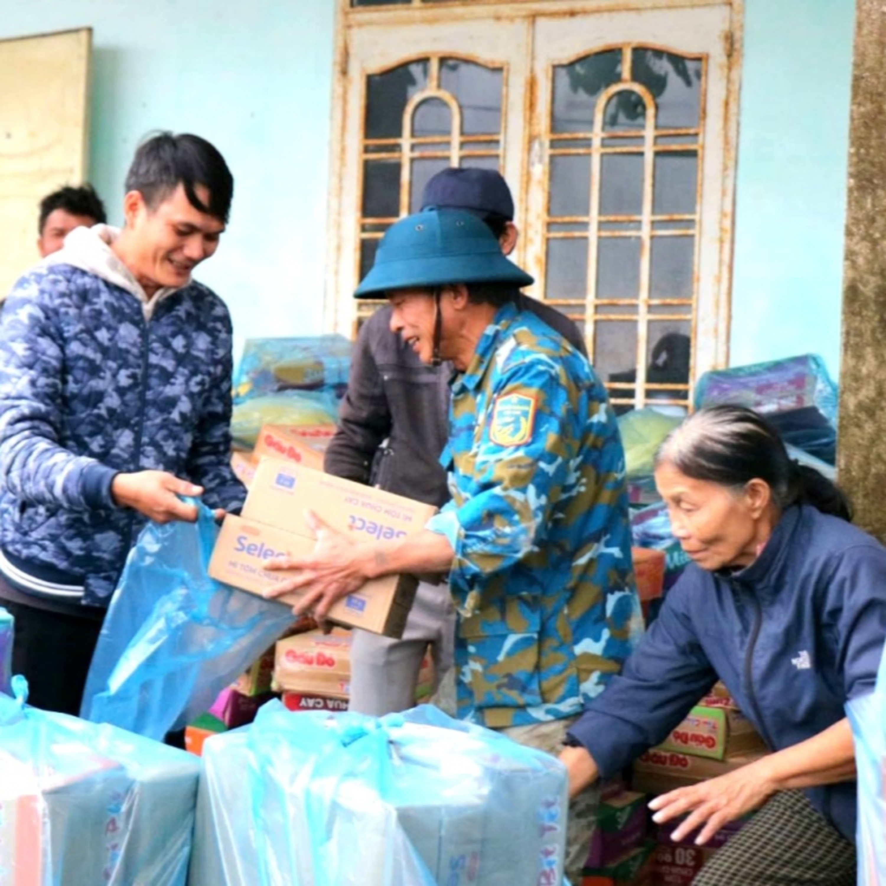 Tin trong nước - Người dân vùng rốn lũ Huế chung tay giúp bà con vùng lũ Nam Trung Bộ