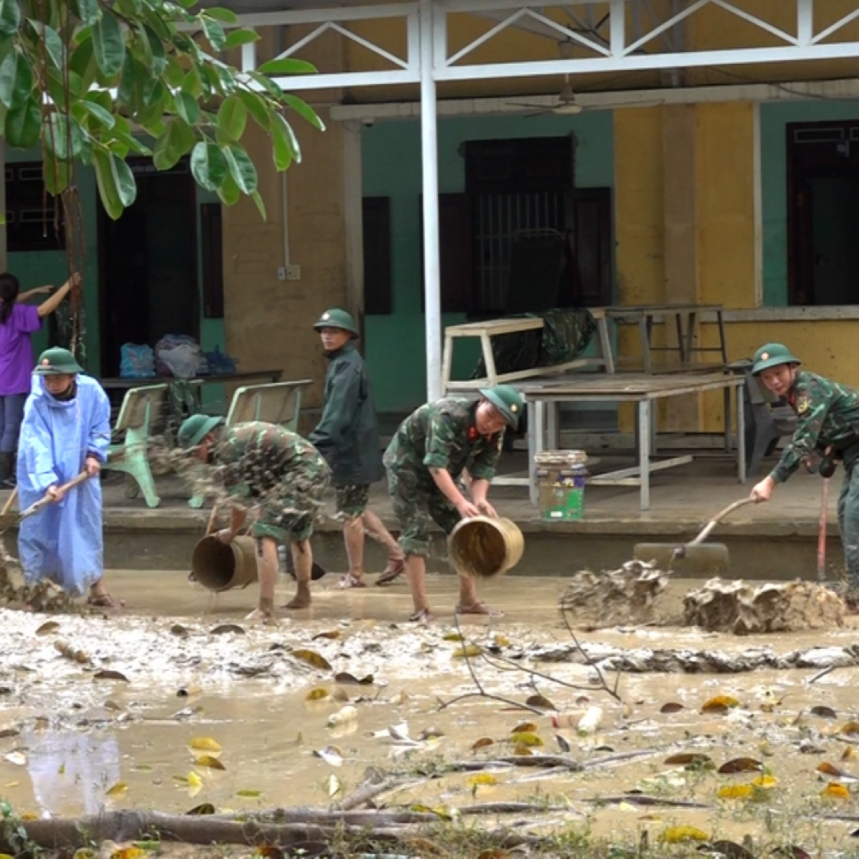 Tin trong nước - Bộ đội Quân khu 5 lội bùn dọn dẹp vệ sinh môi trường sau lũ tại Quy Nhơn