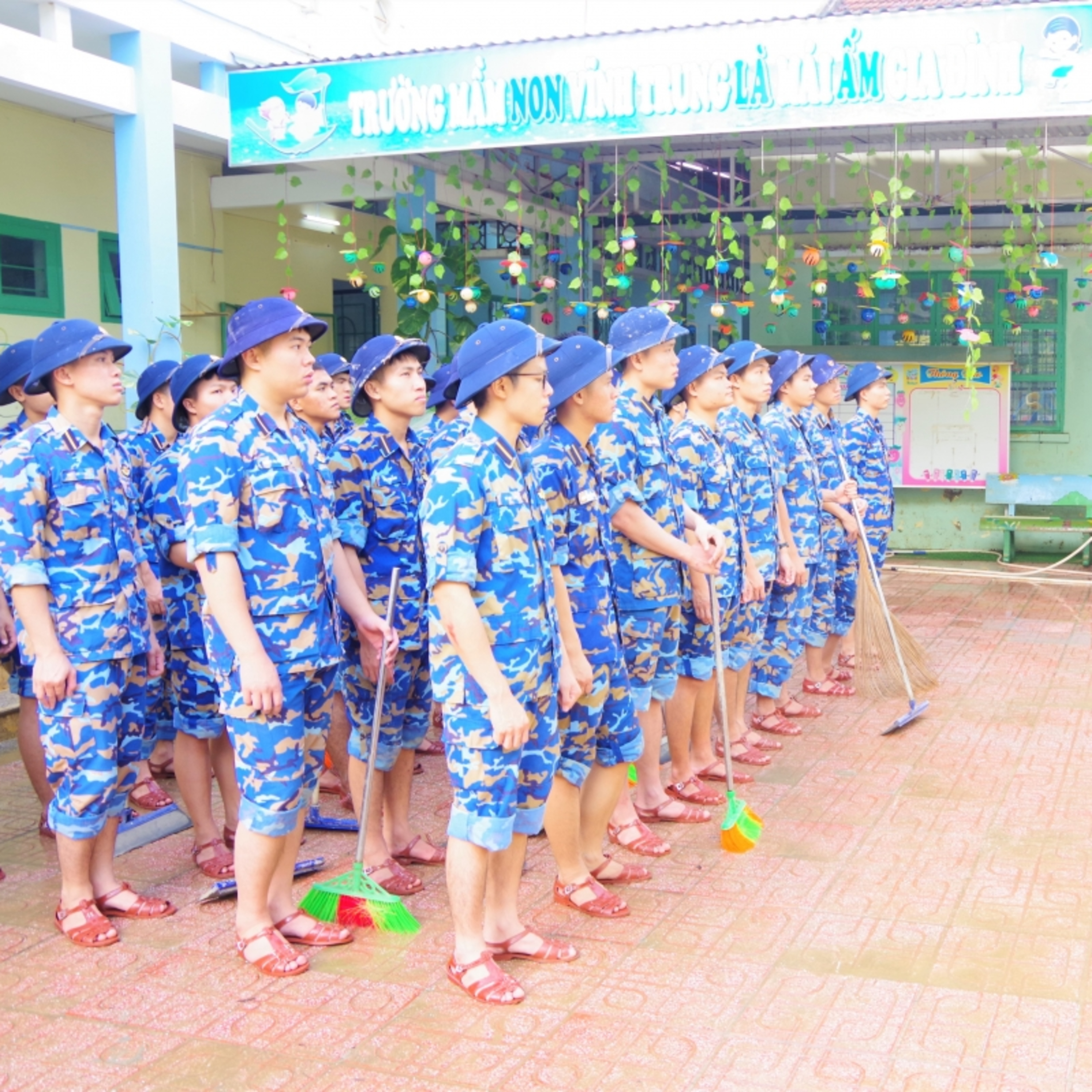 Tin trong nước - Học viên Học viện Hải quân tạm gác lại việc học tập, giúp đỡ nhân dân khắc phục hậu quả sau lũ lụt