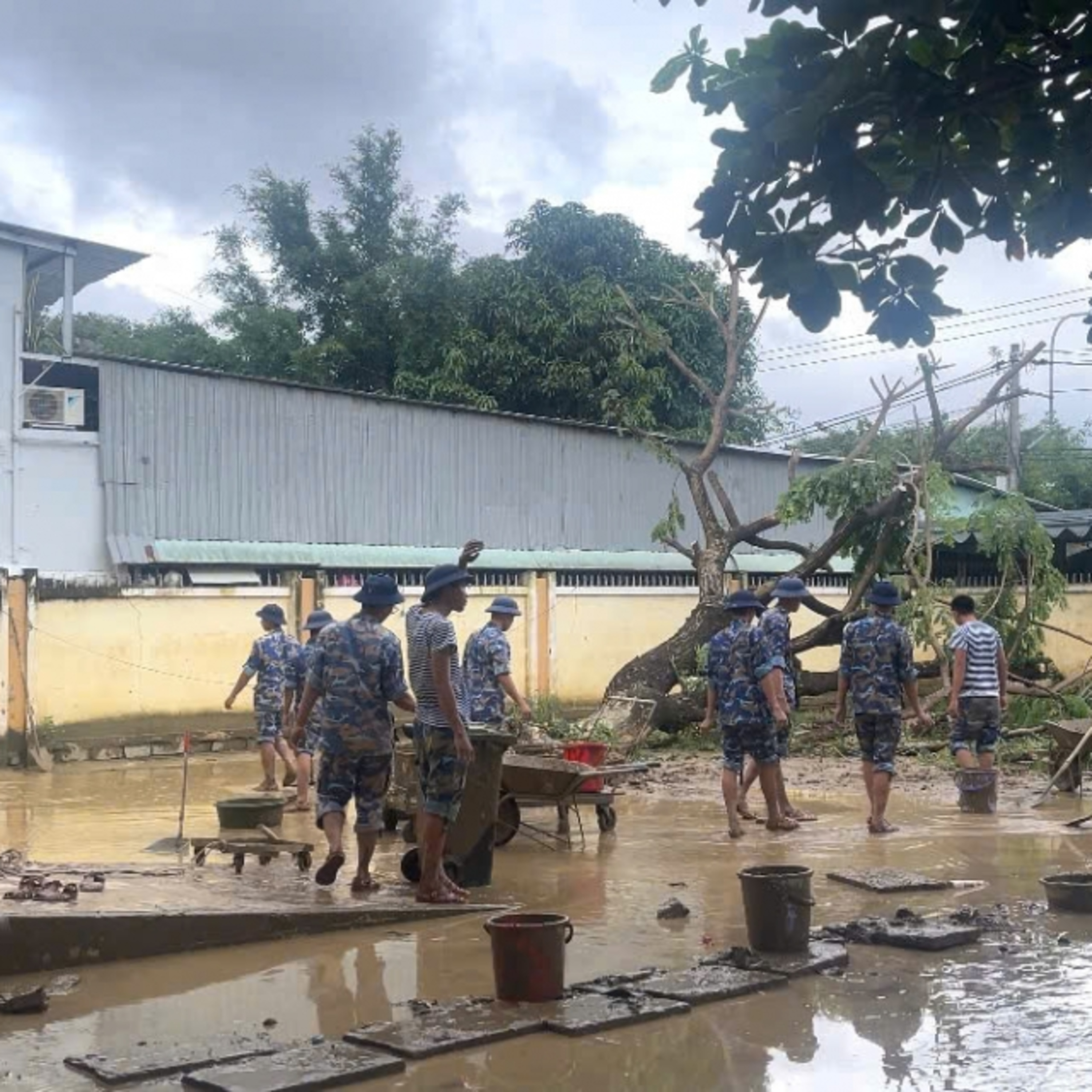 Tin trong nước - Lữ đoàn 101 tích cực giúp nhân dân Khánh Hòa: "Nước rút đến đâu, giúp dân khắc phục đến đó”
