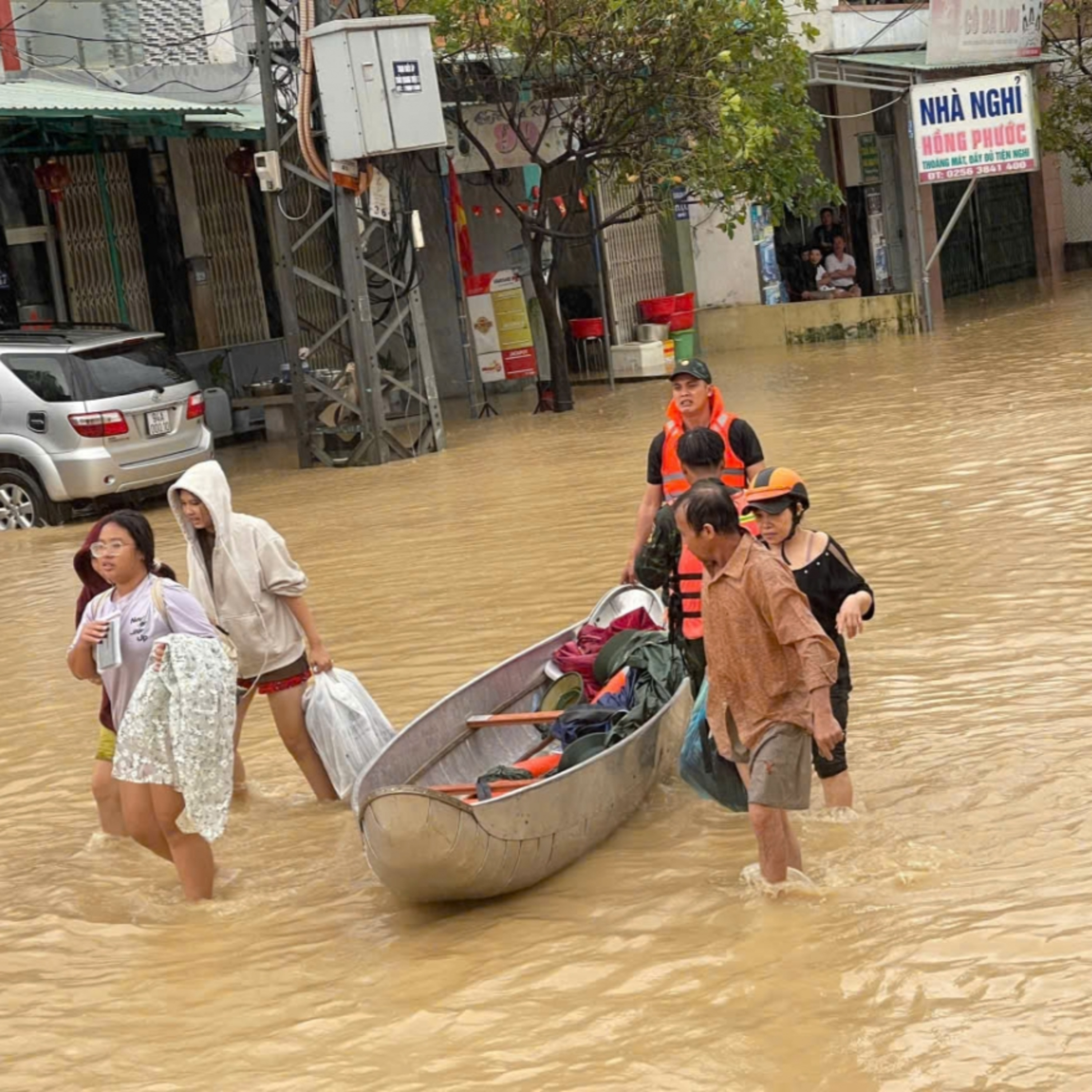 Tin trong nước - Xã Tuy Phước (Gia Lai) lại sơ tán dân trong đêm, đề phòng lũ quay trở lại Tin trong nước - Xã Tuy Phước (Gia Lai) lại sơ tán dân trong đêm, đề phòng lũ quay trở lại