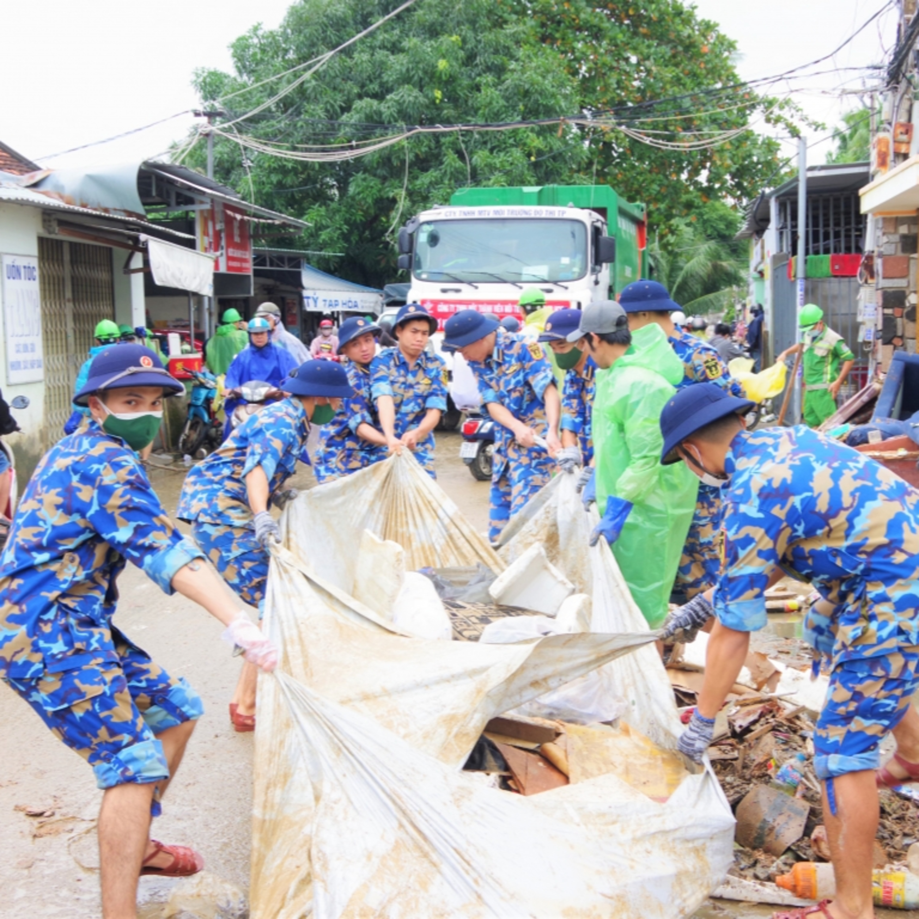 Tin trong nước - Học viện Hải quân khẩn trương giúp nhân dân Khánh Hòa ổn định cuộc sống
