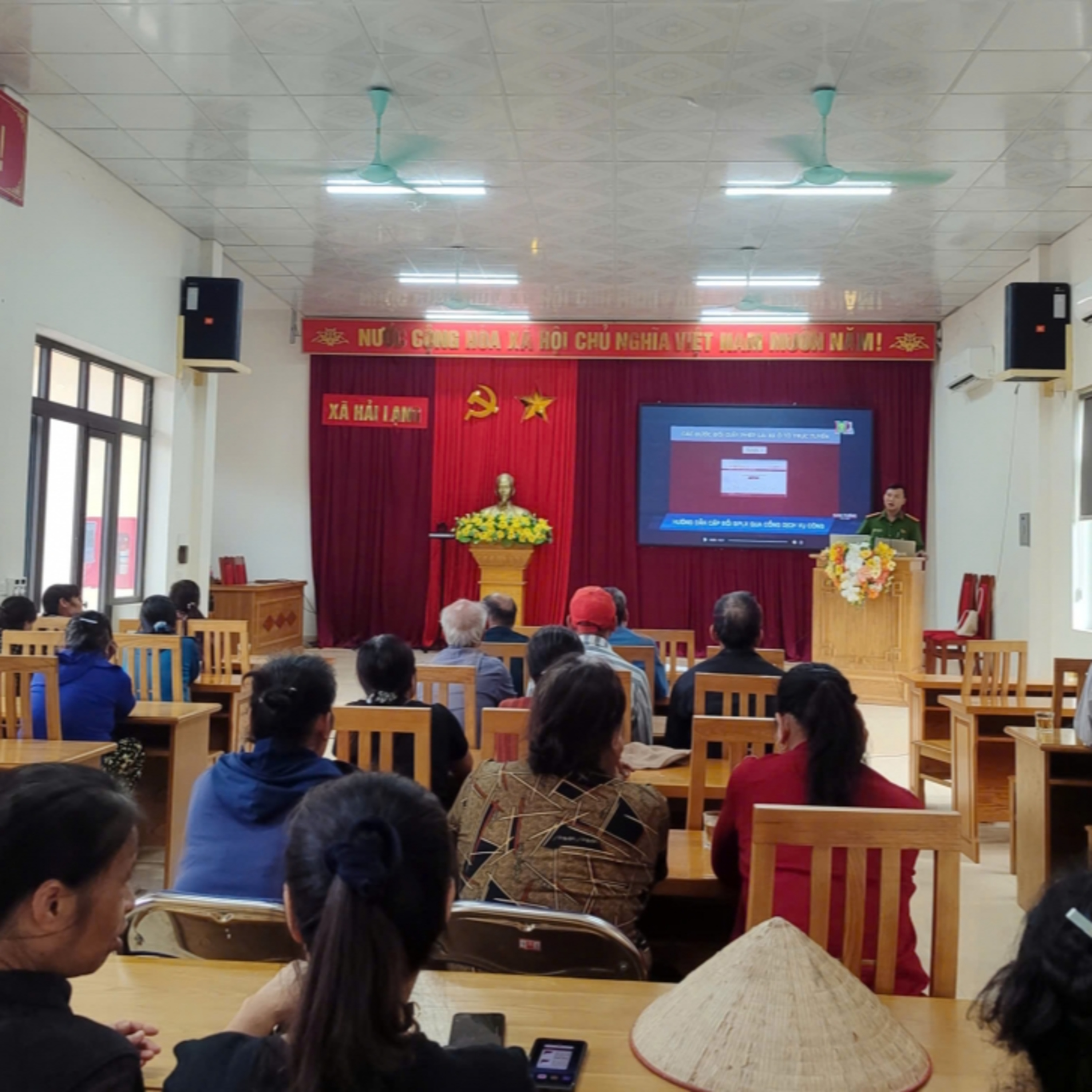 Tin trong nước - Cán bộ thôn, khu khu vực nông thôn Quảng Ninh nỗ lực bắt nhịp chính quyền số