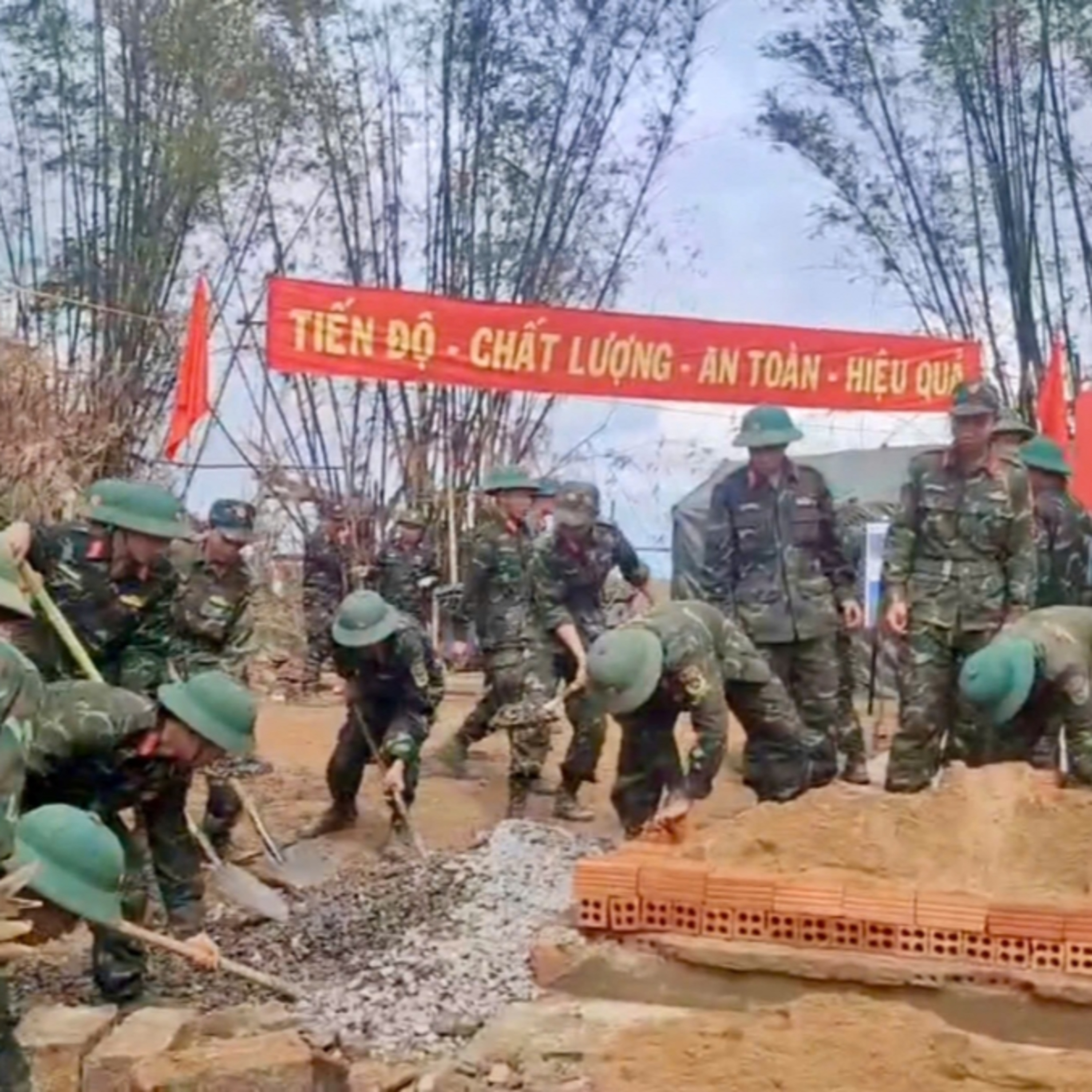 Tin trong nước - Quân khu 5 ra quân xây dựng nhà cho người dân vùng lũ Đắk Lắk