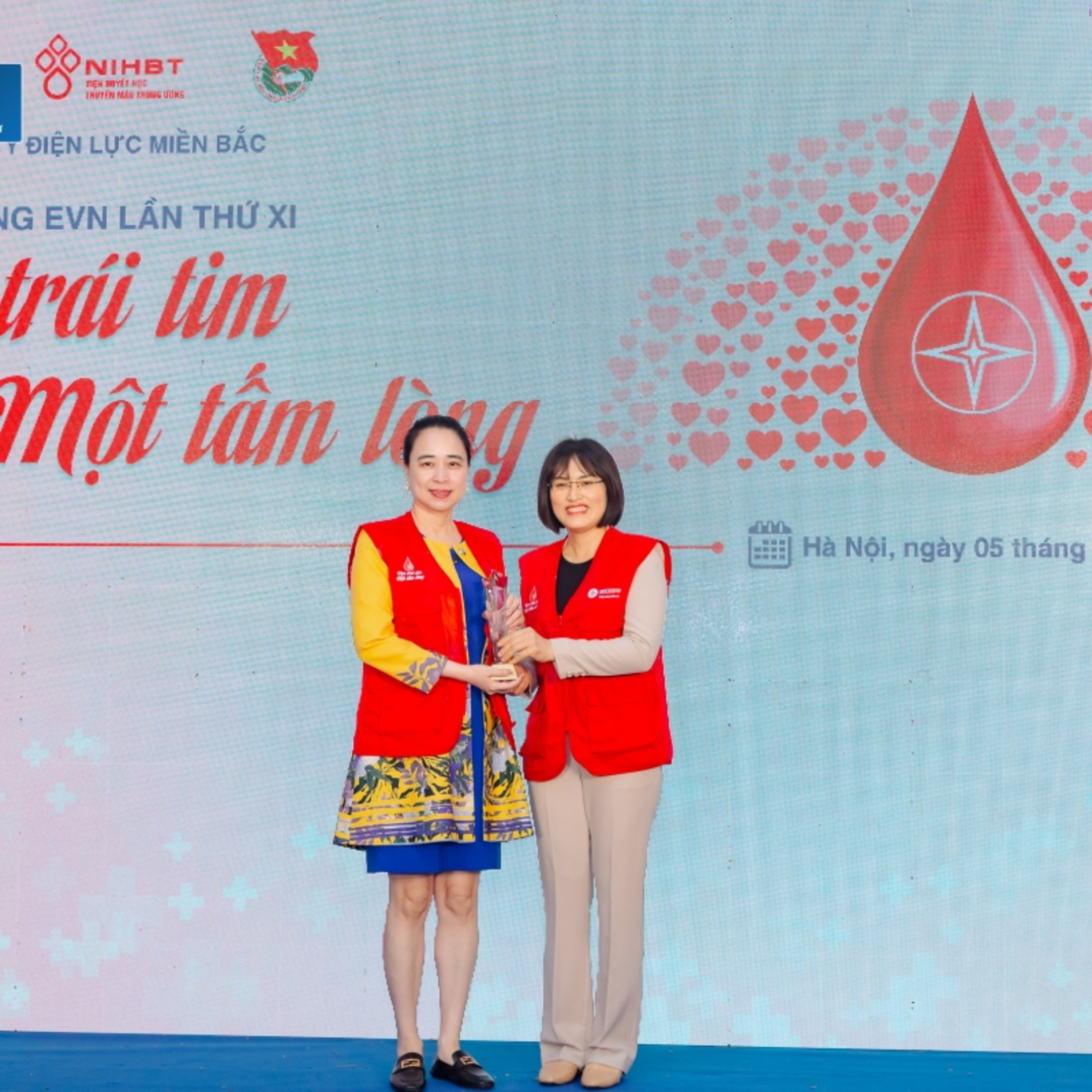 Tin trong nước - CBCNV Tổng công ty Điện lực miền Bắc (EVNNPC) hiến máu, tặng tóc trong “Tuần lễ hồng EVN” lần thứ XI